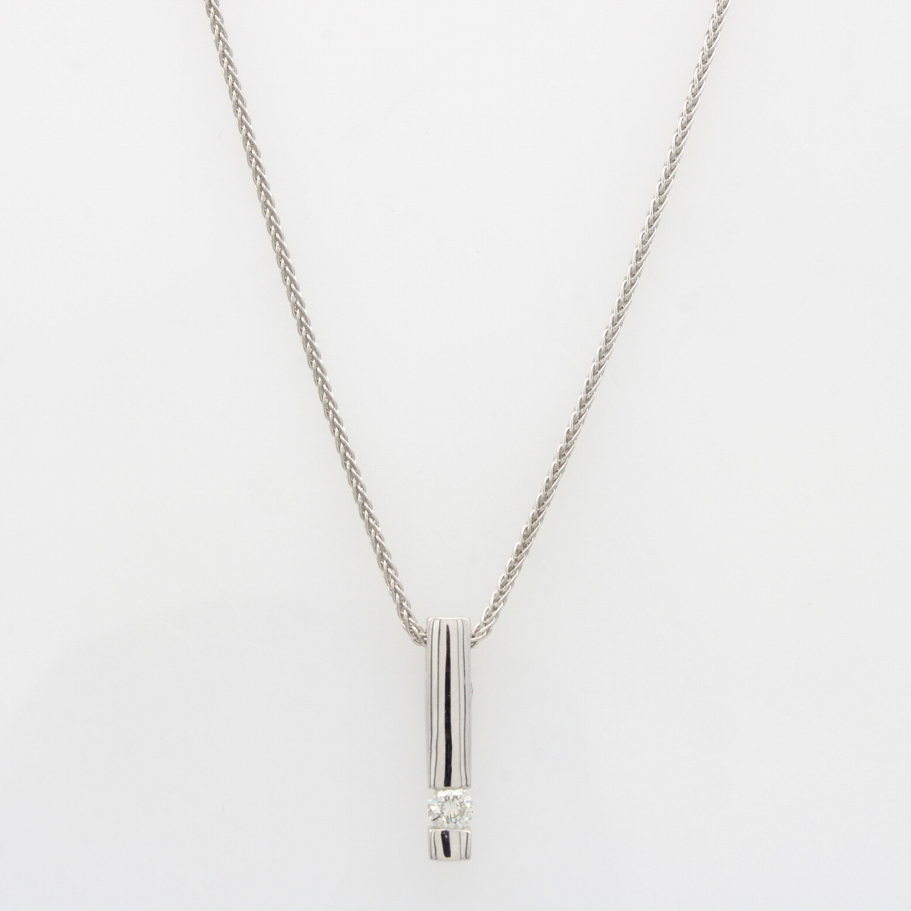 Image 27072100 - Anhänger mit Brillant an Kette, WG 585/000, Brill. ca. 0.10 ct Weiß/si, Stabform, L. ...