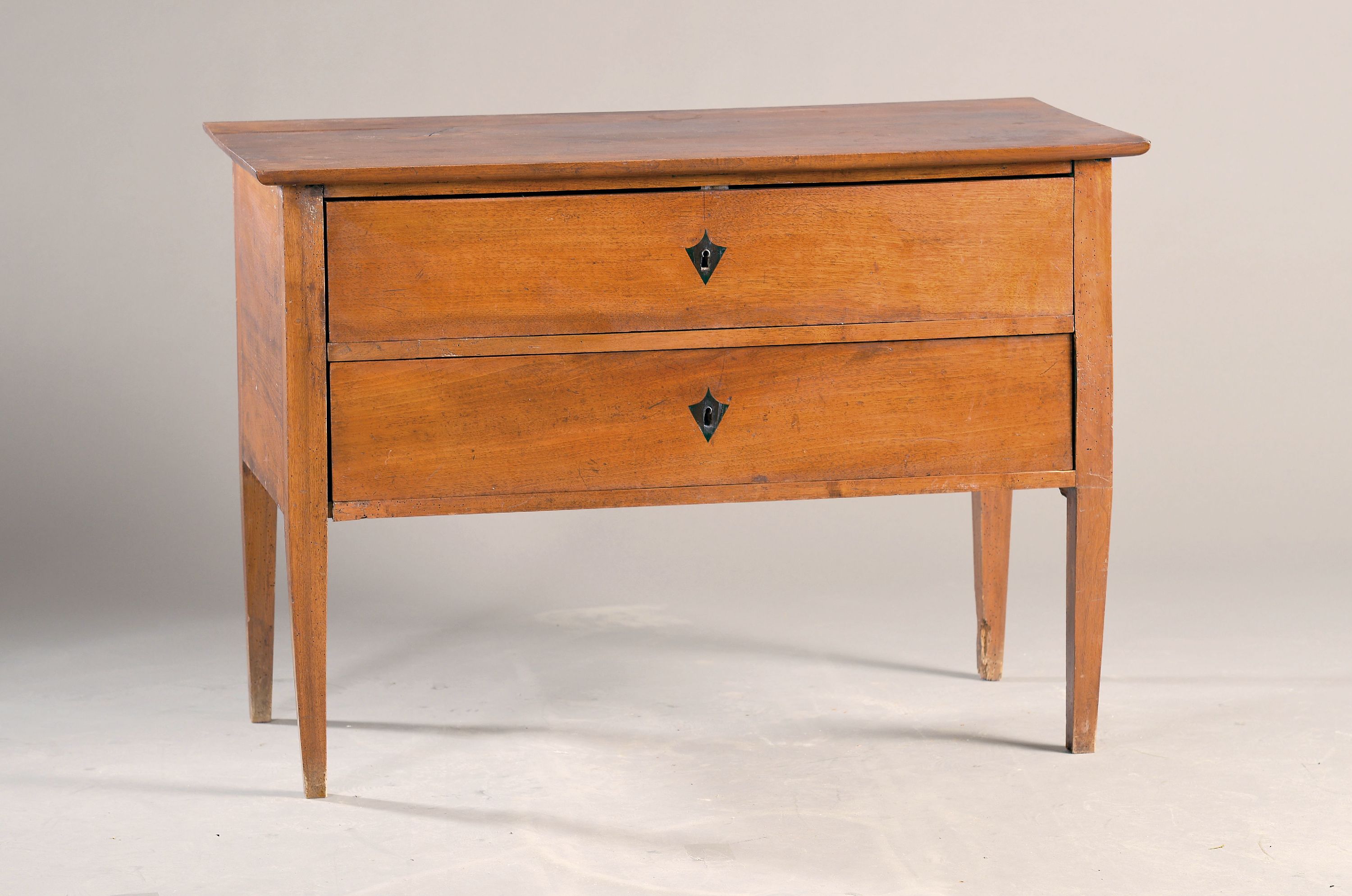 Kommode des Biedermeier, wohl Schweiz, um 1820/30, Nußbaumfurnier, zweischübig, geschwärzte Schlüsselschilde, 1 Schlüssel, EZ 3, 73x103x52 cm