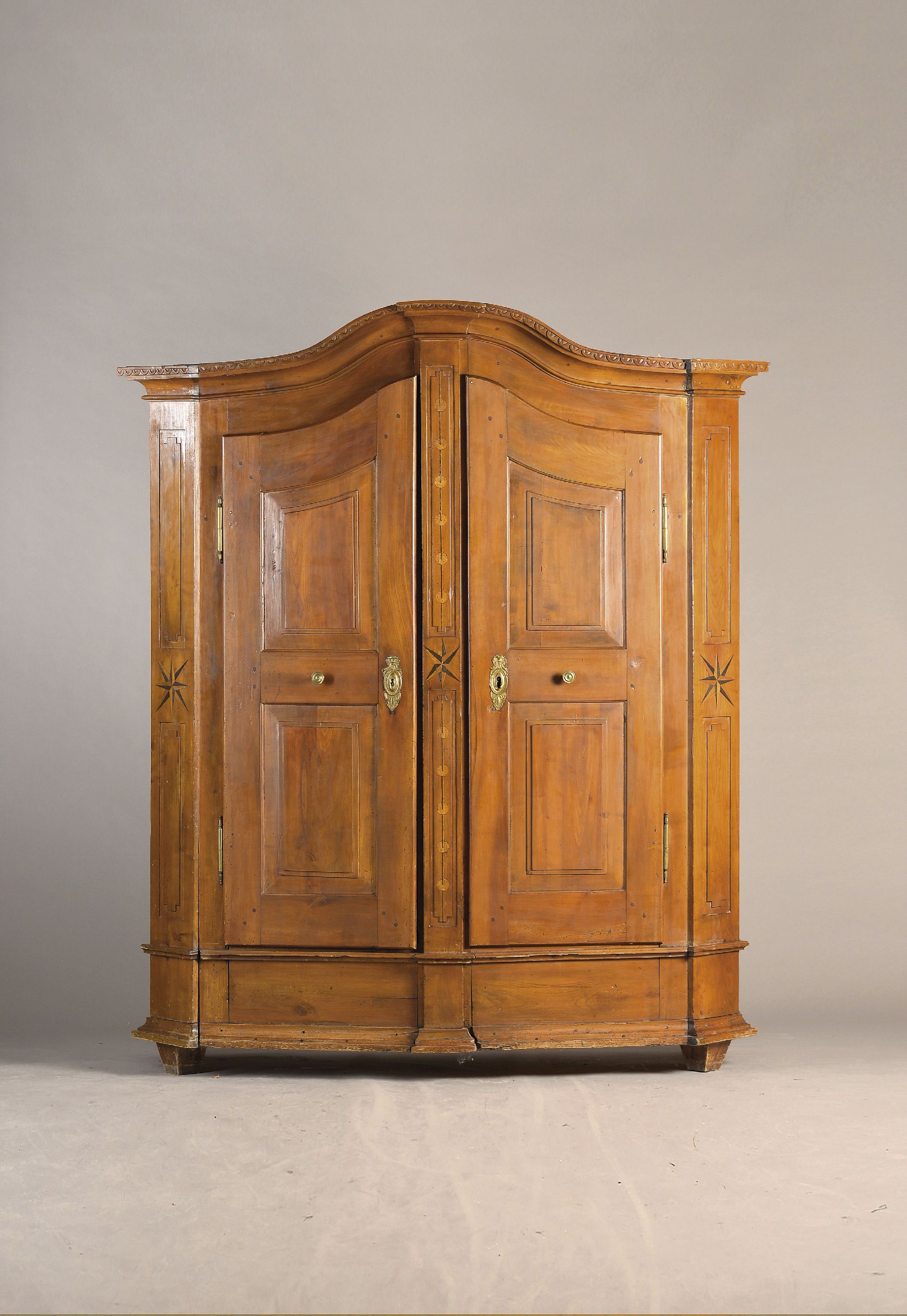Barocker Spaltschrank mit Sternintarsien, um 1780, Kirschbaum, zweitürig, kassettiert, Messingbeschläge, Gesims mit Zahnfrieß, Riegel zum ...