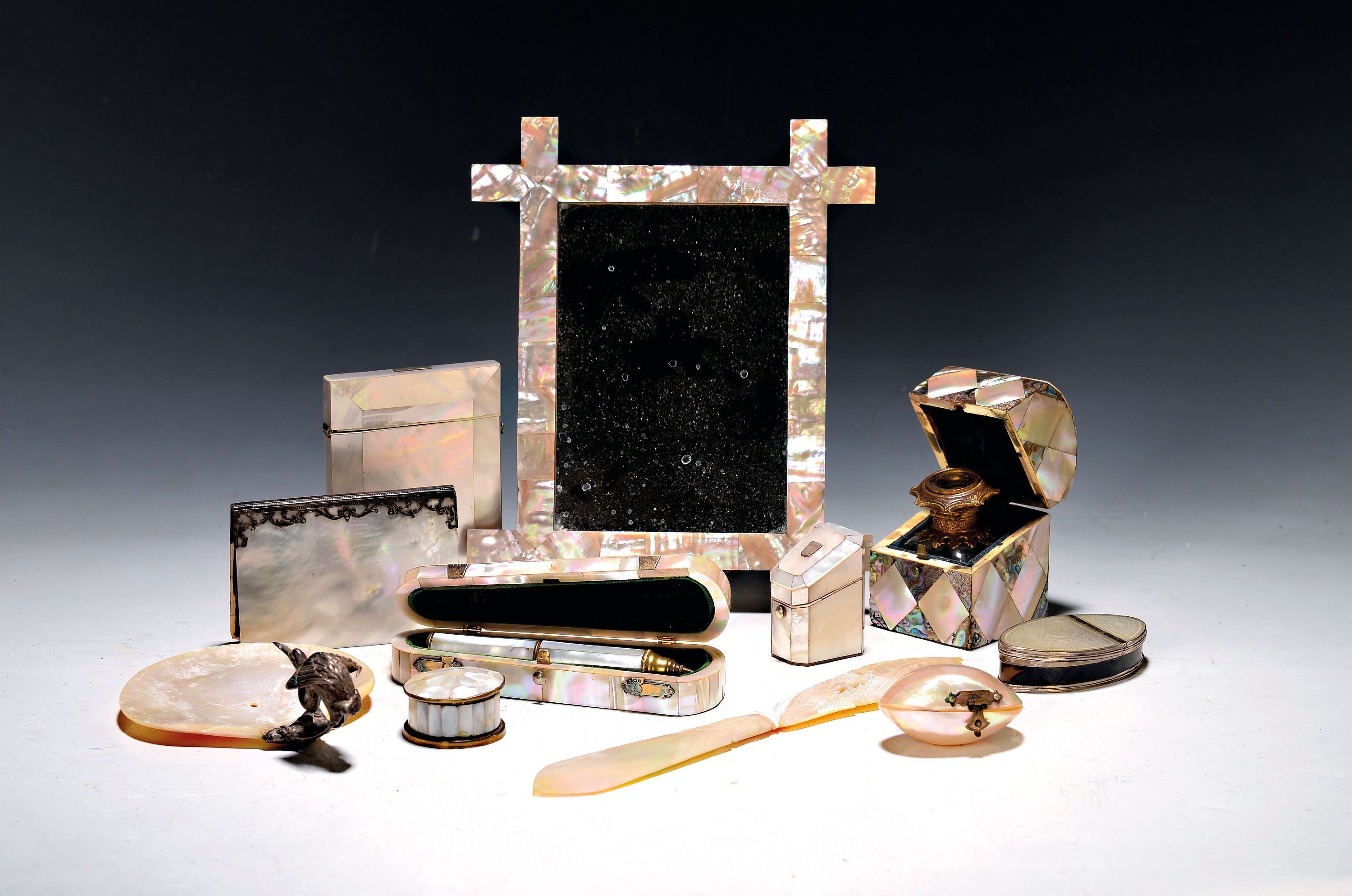 Image 27072107 - Kleine Perlmuttsammlung aus 18 Teilen, u.a. Schale mit Kranich, Spiegel, ...