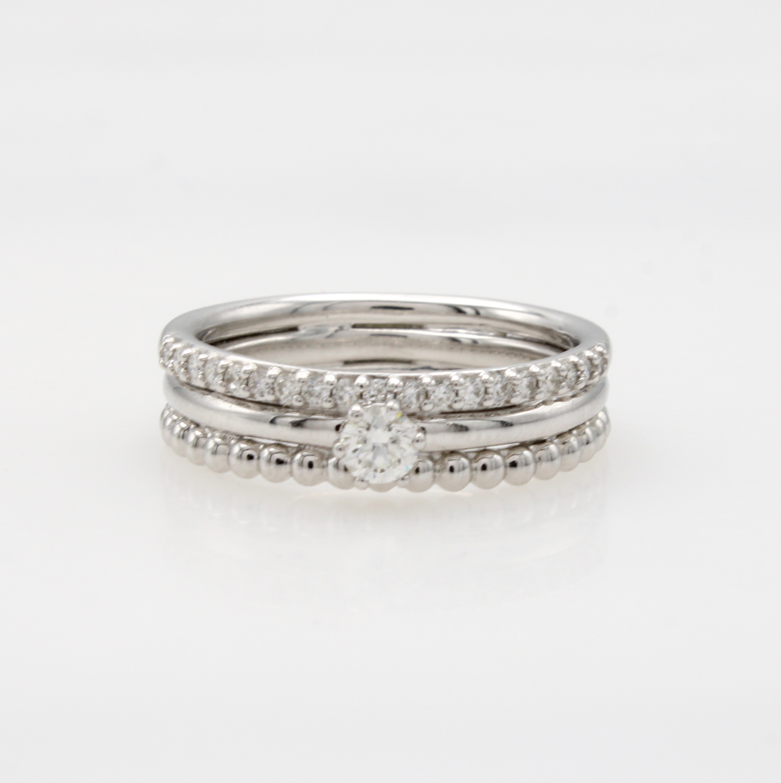 Image 27072113 - Ring mit Brillanten, WG 585/000, 3-rhg. Optik, 1 Reihe m. Goldkügelchen, Solitär u. ...