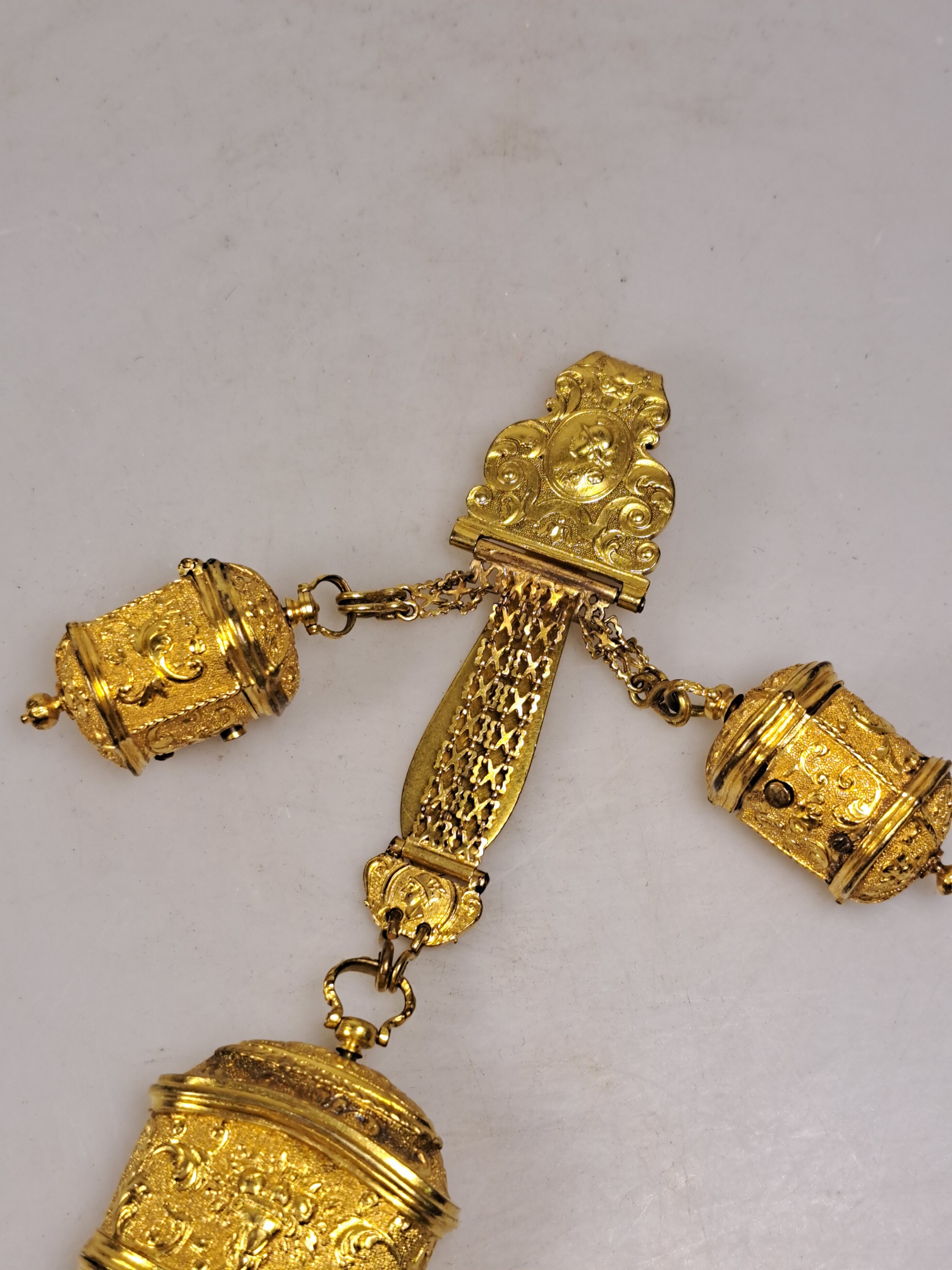 Detail a: Chatelaine/Necessaire, wohl England oder deutsch, 18. Jh., Metall vergoldet, Vorder und Rückseite figürliche verziert wohl Minerva und Apollo in ...