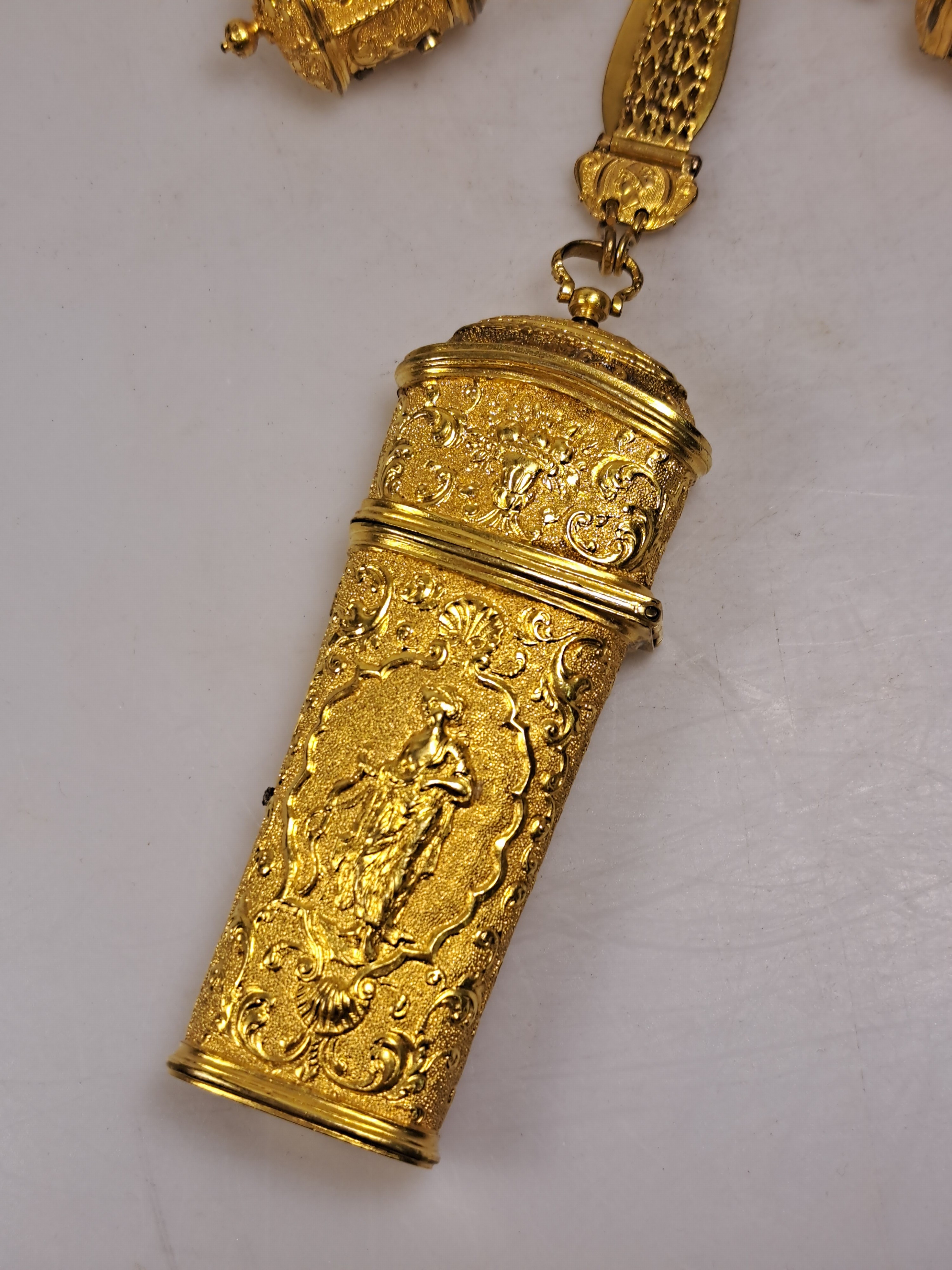 Detail b: Chatelaine/Necessaire, wohl England oder deutsch, 18. Jh., Metall vergoldet, Vorder und Rückseite figürliche verziert wohl Minerva und Apollo in ...