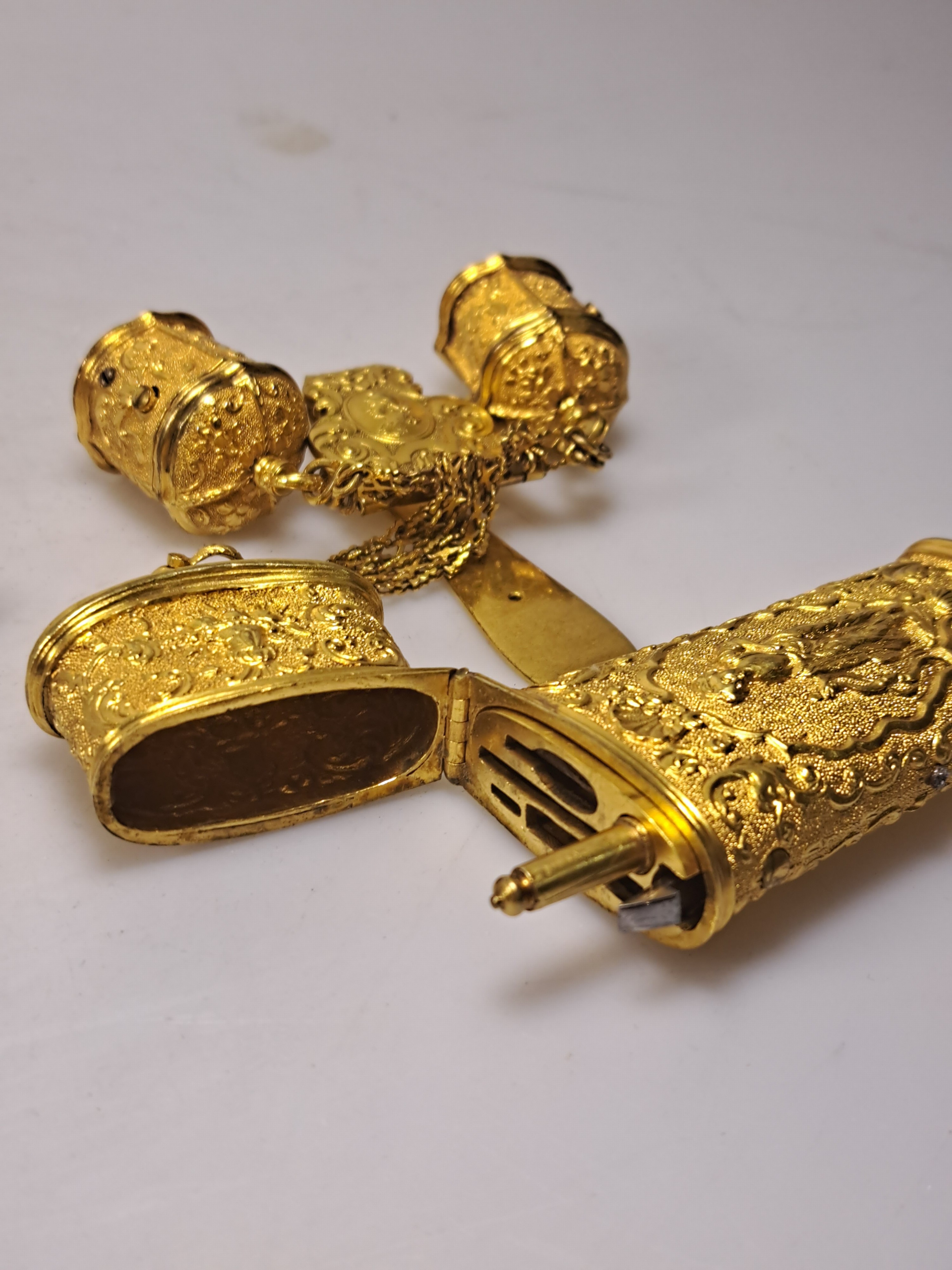 Detail d: Chatelaine/Necessaire, wohl England oder deutsch, 18. Jh., Metall vergoldet, Vorder und Rückseite figürliche verziert wohl Minerva und Apollo in ...