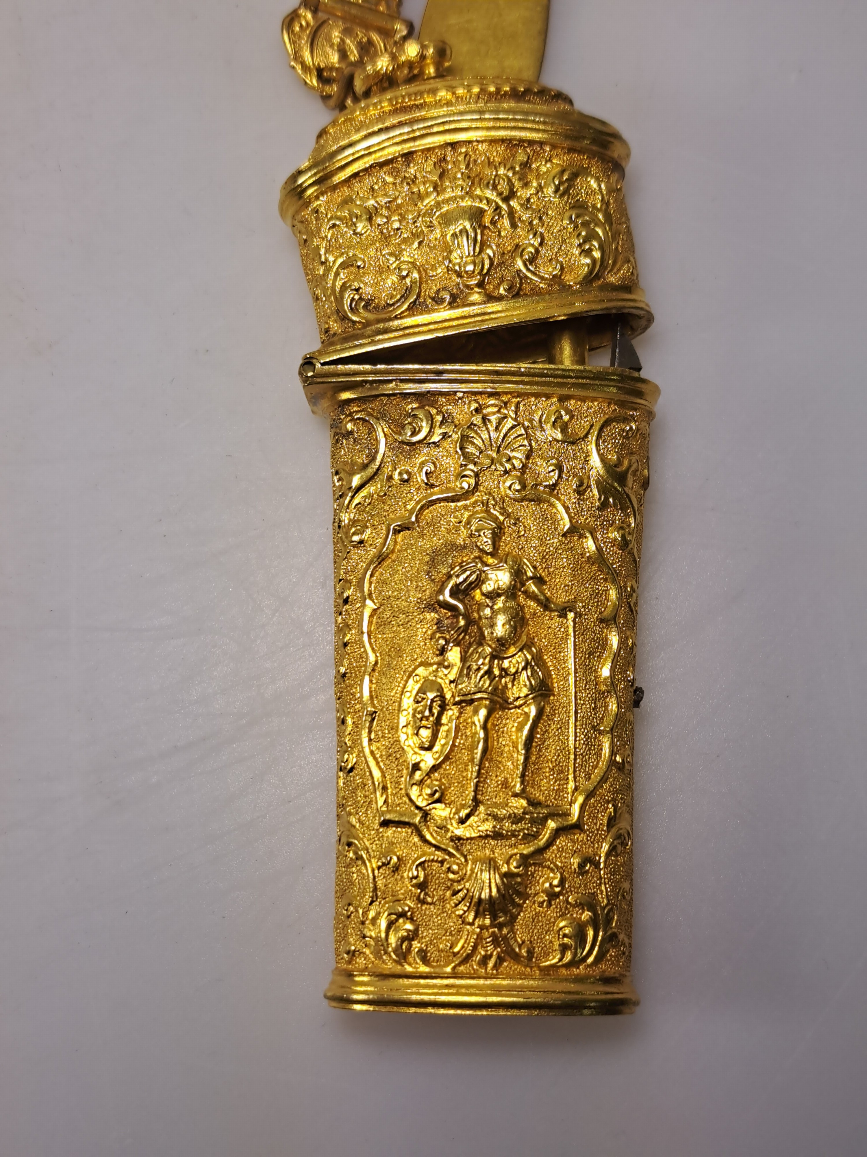 Detail e: Chatelaine/Necessaire, wohl England oder deutsch, 18. Jh., Metall vergoldet, Vorder und Rückseite figürliche verziert wohl Minerva und Apollo in ...