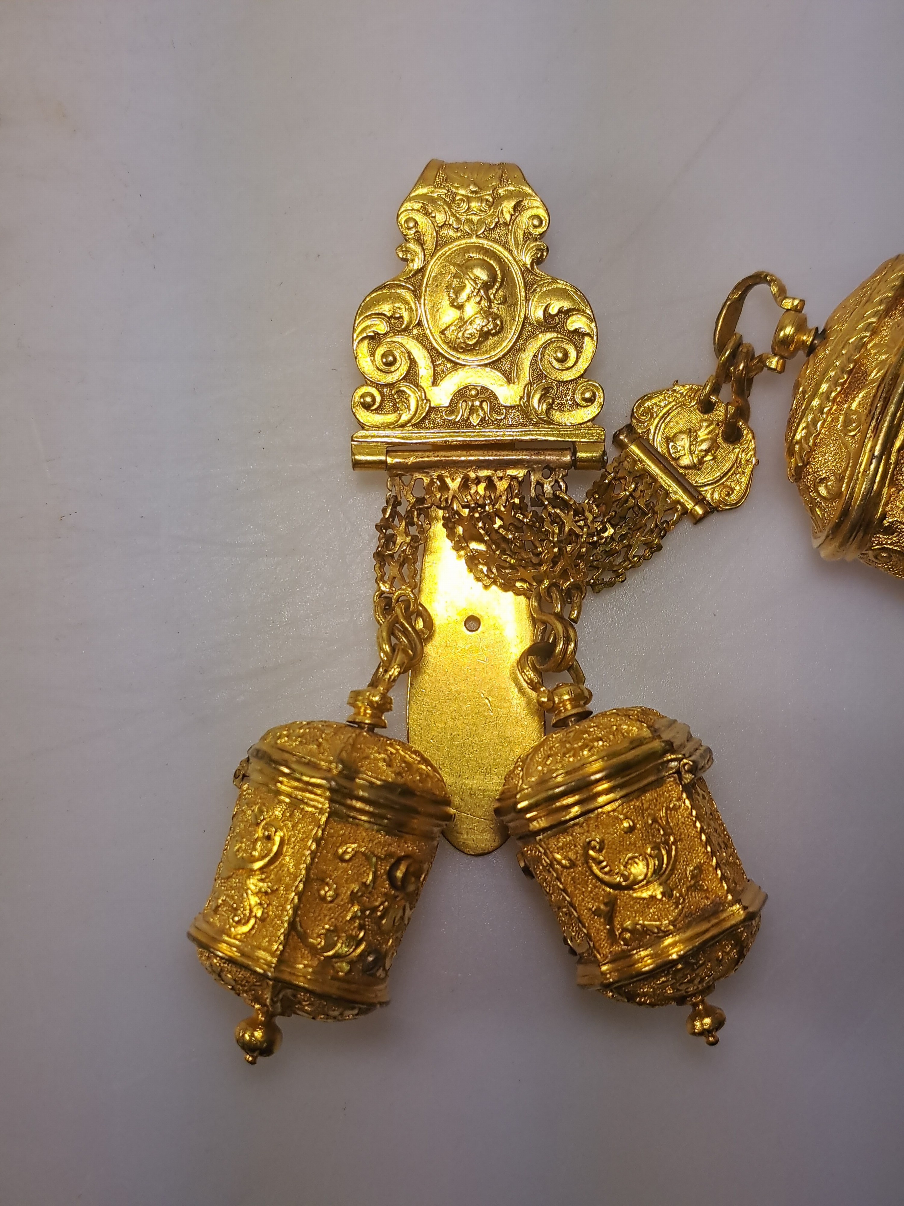 Detail f: Chatelaine/Necessaire, wohl England oder deutsch, 18. Jh., Metall vergoldet, Vorder und Rückseite figürliche verziert wohl Minerva und Apollo in ...