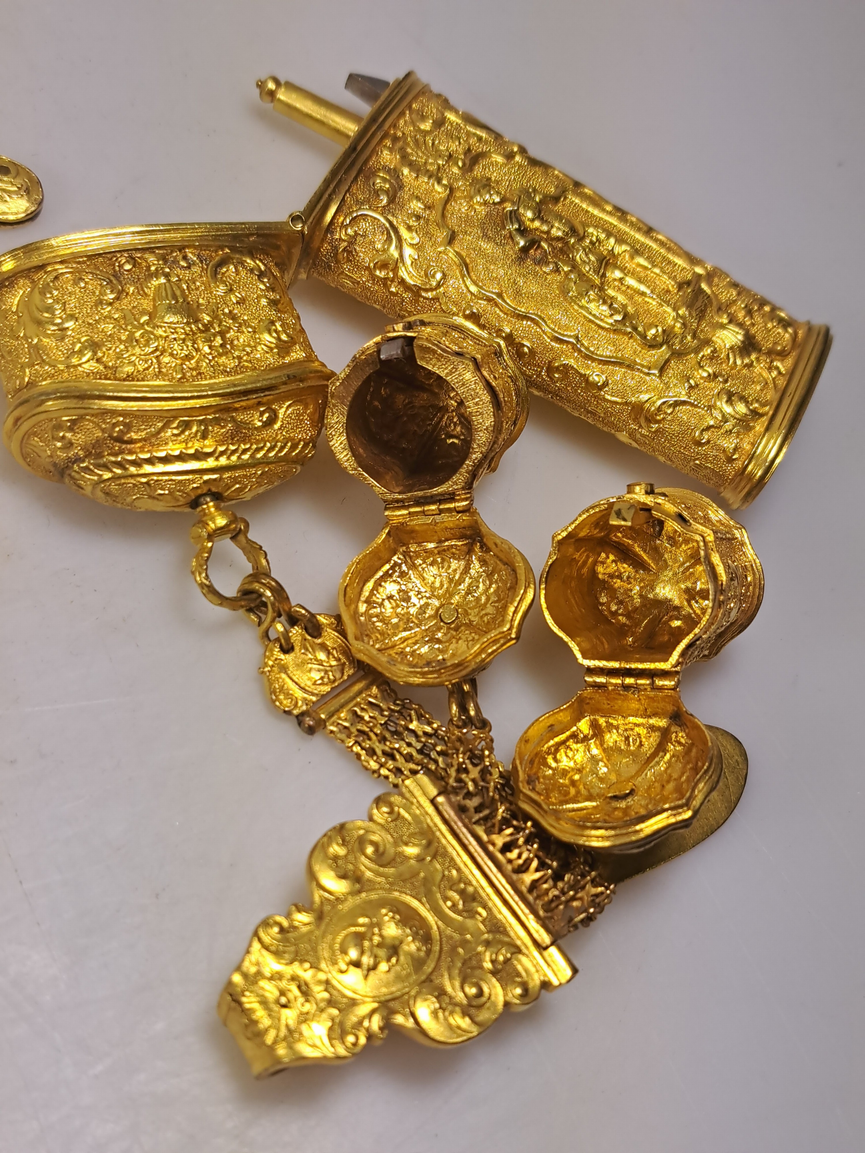 Detail g: Chatelaine/Necessaire, wohl England oder deutsch, 18. Jh., Metall vergoldet, Vorder und Rückseite figürliche verziert wohl Minerva und Apollo in ...
