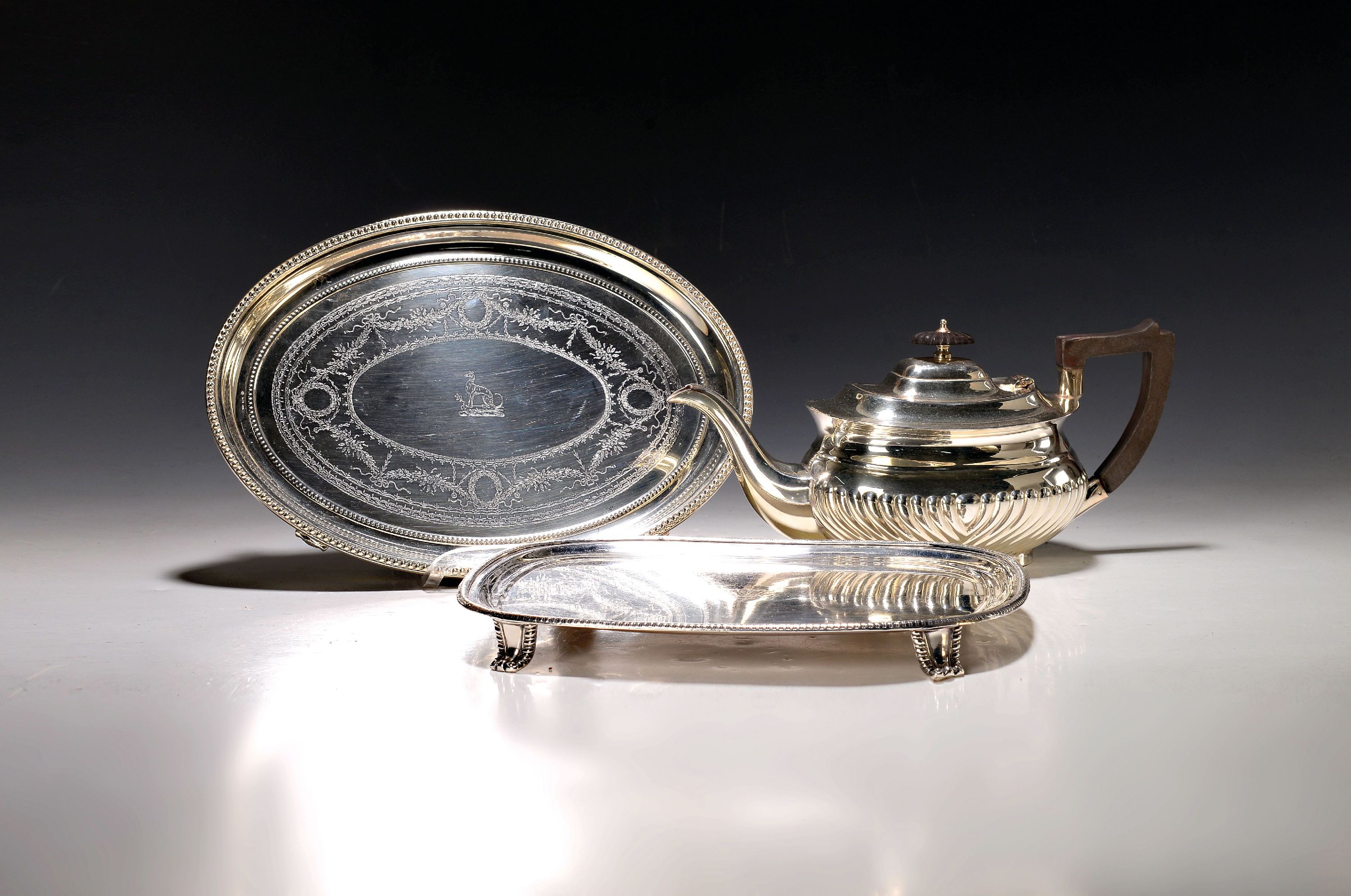Image 27072136 - 6 Teile versilbertes Tafelzubehör, 20. Jh., u.a. Teekanne Sheffield, ovales und ...