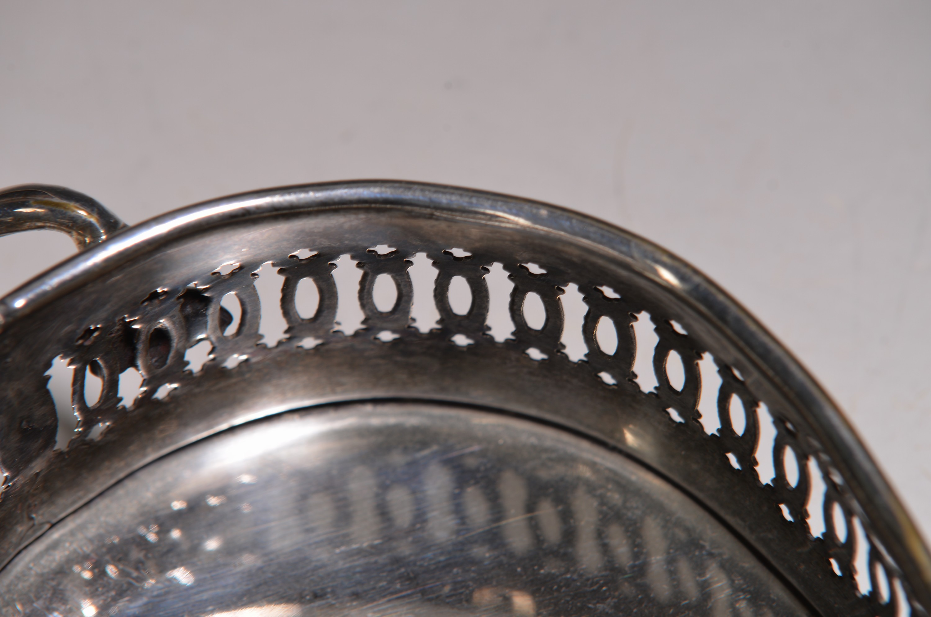 Detail b: 6 Teile versilbertes Tafelzubehör, 20. Jh., u.a. Teekanne Sheffield, ovales und rechteckiges Tablett auf Füssen, wohl England, ca. L. 32/30 cm, ...