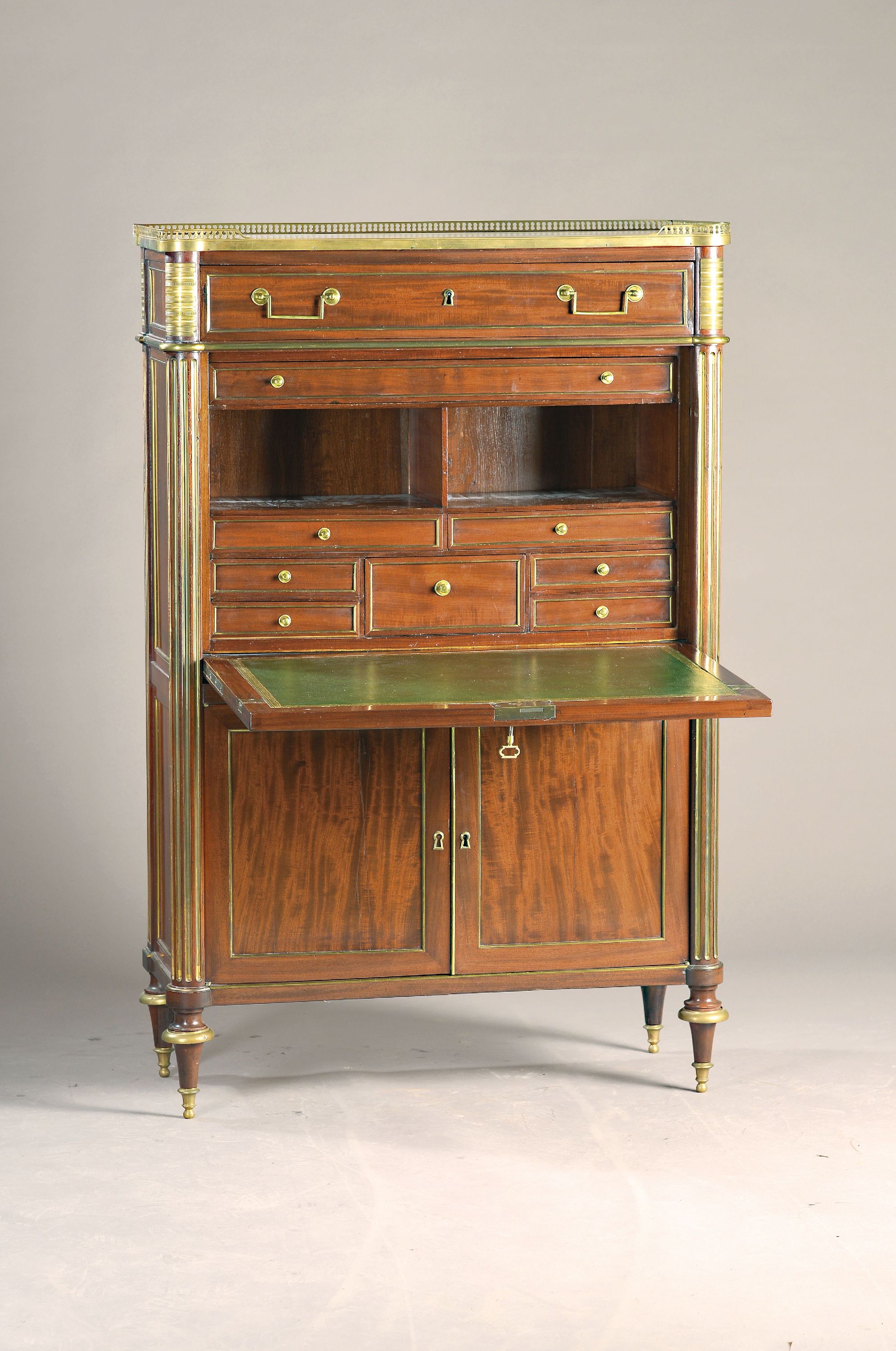 Transition-Sekretär, Frankreich, 1760/70, Mahagoni, reiche Messingapplikationen, Schreiblade, Innenaufteilung mit 9 Schüben, Unterteil zweitürig ...