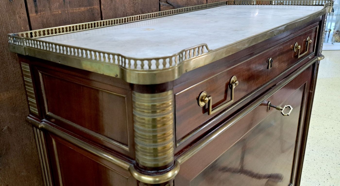 Detail f: Transition-Sekretär, Frankreich, 1760/70, Mahagoni, reiche Messingapplikationen, Schreiblade, Innenaufteilung mit 9 Schüben, Unterteil zweitürig ...