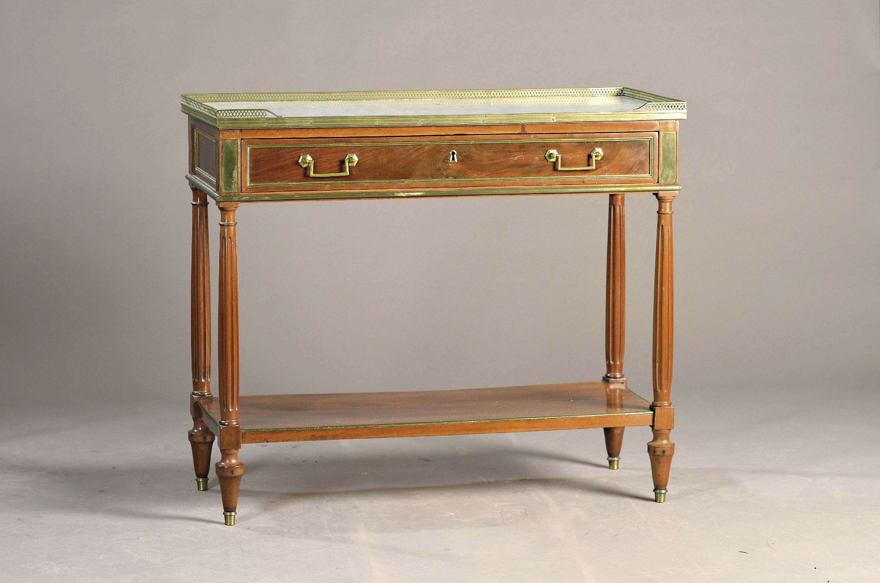 Louis Seize-Konsole, Frankreich, um 1780, Mahagoni, aufgelegte weiße Marmorplatte mit Messinggalerie, Messingapplikationen, 1 Schublade, 1 ...