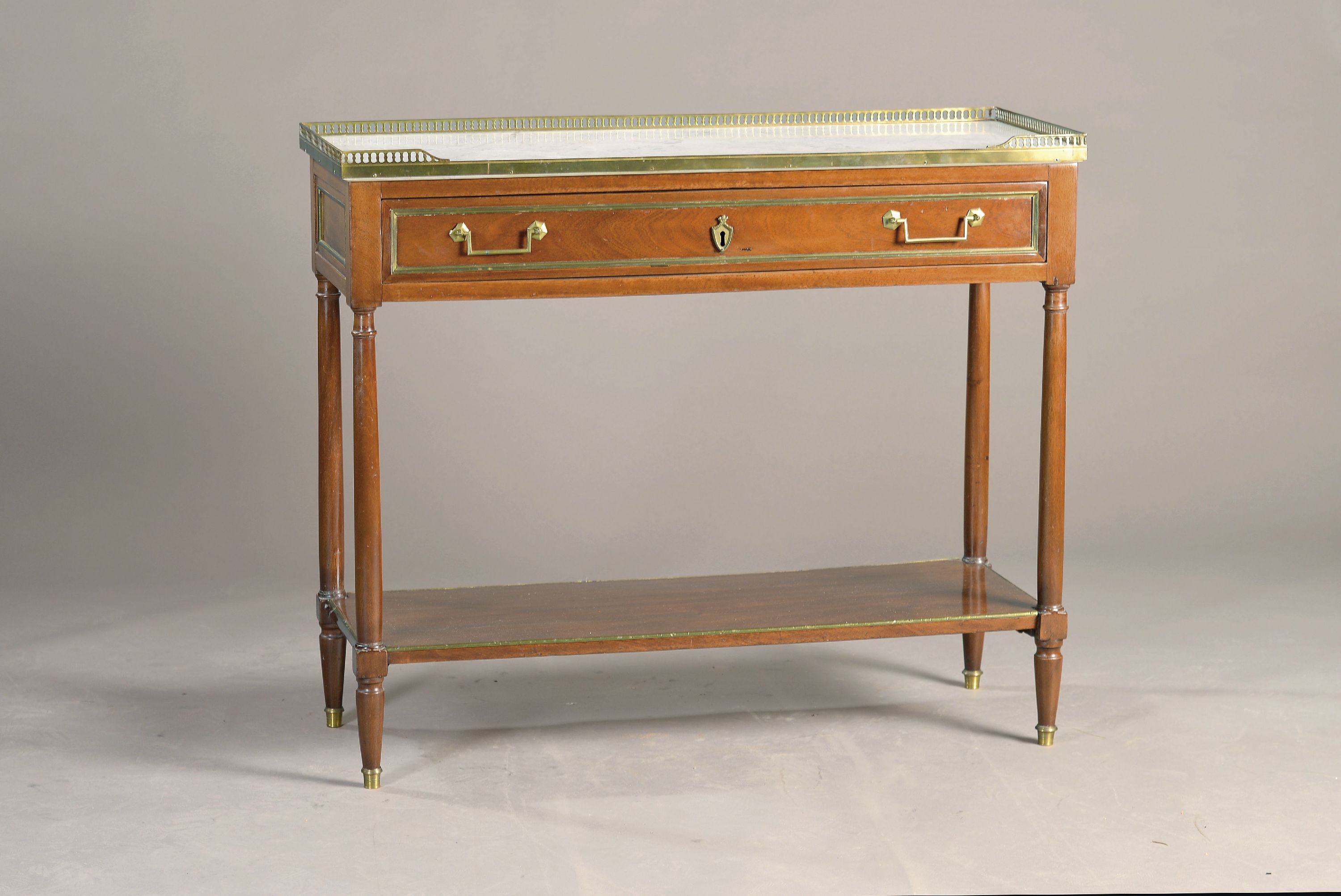 Louis Seize-Konsole, Frankreich, um 1780, Mahagoni, aufgelegte weiße Marmorplatte mit Messinggalerie, Messingapplikationen, 1 Schublade, 1 ...