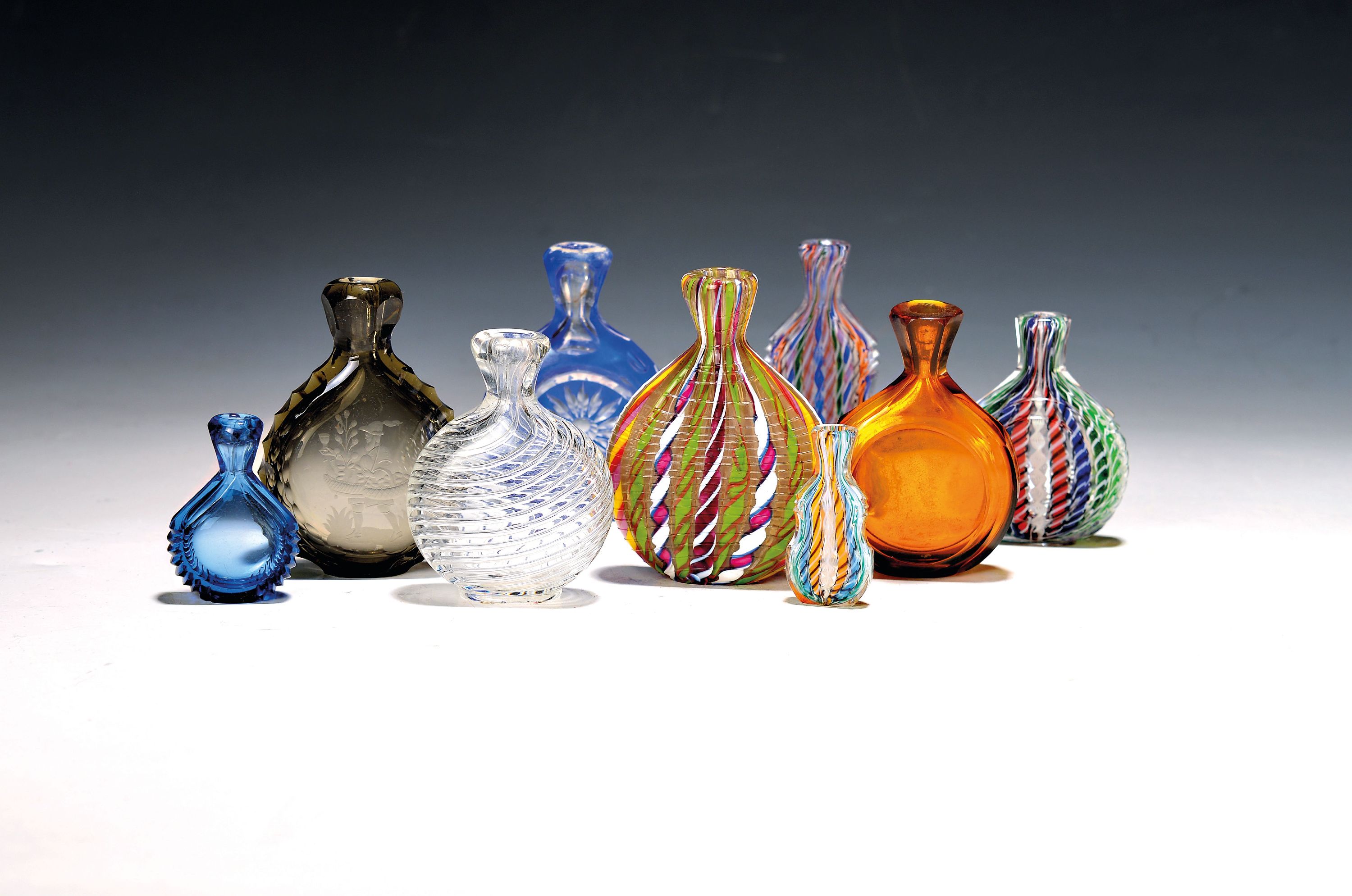 Image 27072146 - 15 Schnupftabaksfläschen/Snuff-Bottles, wohl bay. Wald, um 1900 und 20. Jh., versch. ...