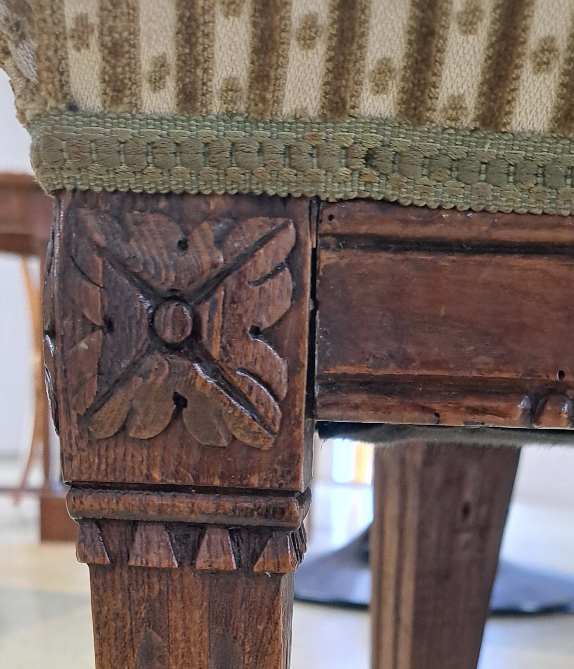 Detail d: 6 Louis Seize-Stühle, Frankreich, um 1770/80, Nußbaum massiv, Rückenlehne mit Eichenlaubfestons, Sitz gepolstert und bezogen, H. ca. 87 cm, EZ 2