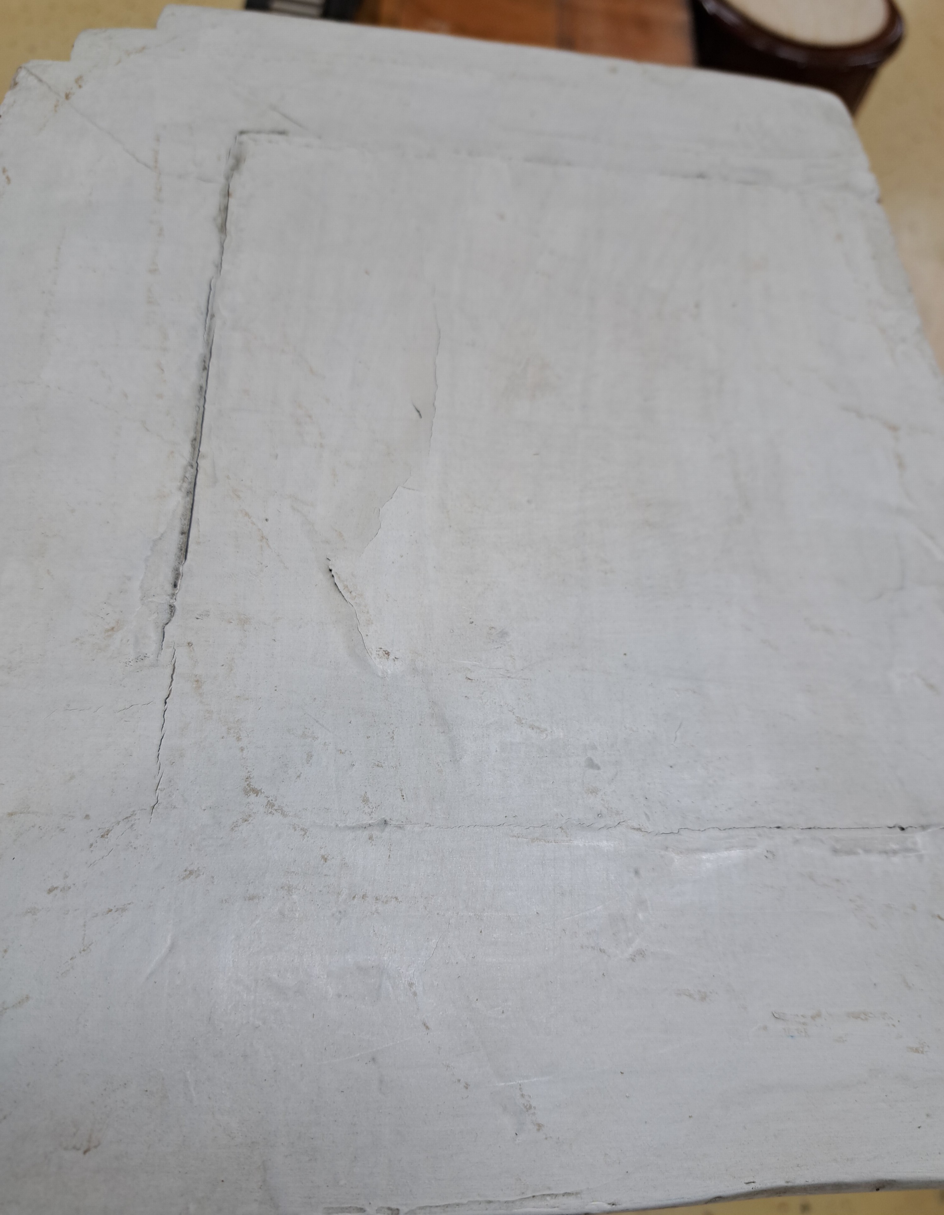 Detail b: Säulenpaar des Klassizismus, Frankreich, um 1790, Fichte, weiß gefasst, alte Fassung (19. Jh.) sekundär, schöne Kanneluren, kräftiges Kapitell, ...