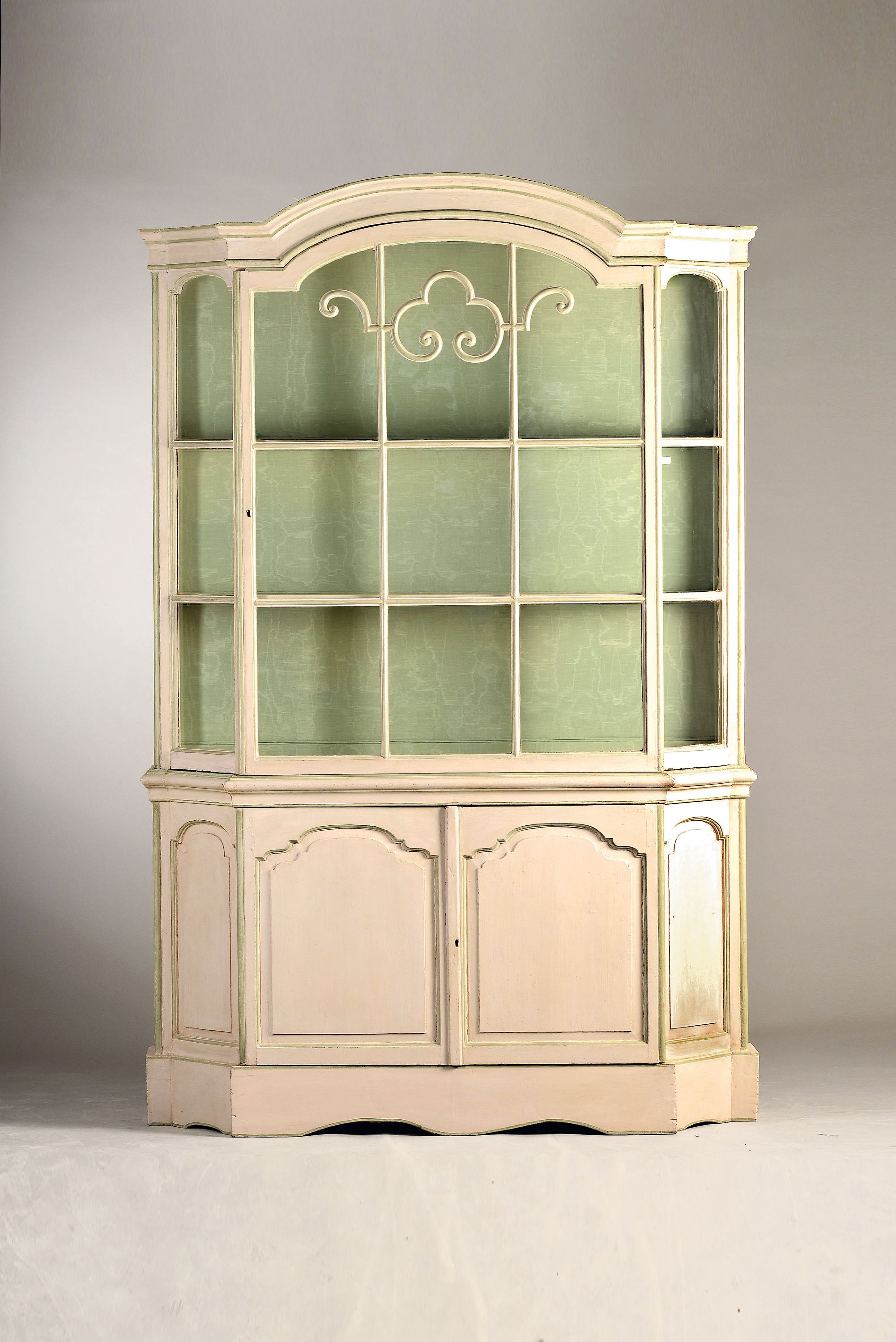 Barocke Aufsatzvitrine, Frankreich, um 1760/80, Fichte, weiß gefasst mit mintgrünen Strukturelementen, 2-tlg., Oberteil dreiseitig kassettiert ...