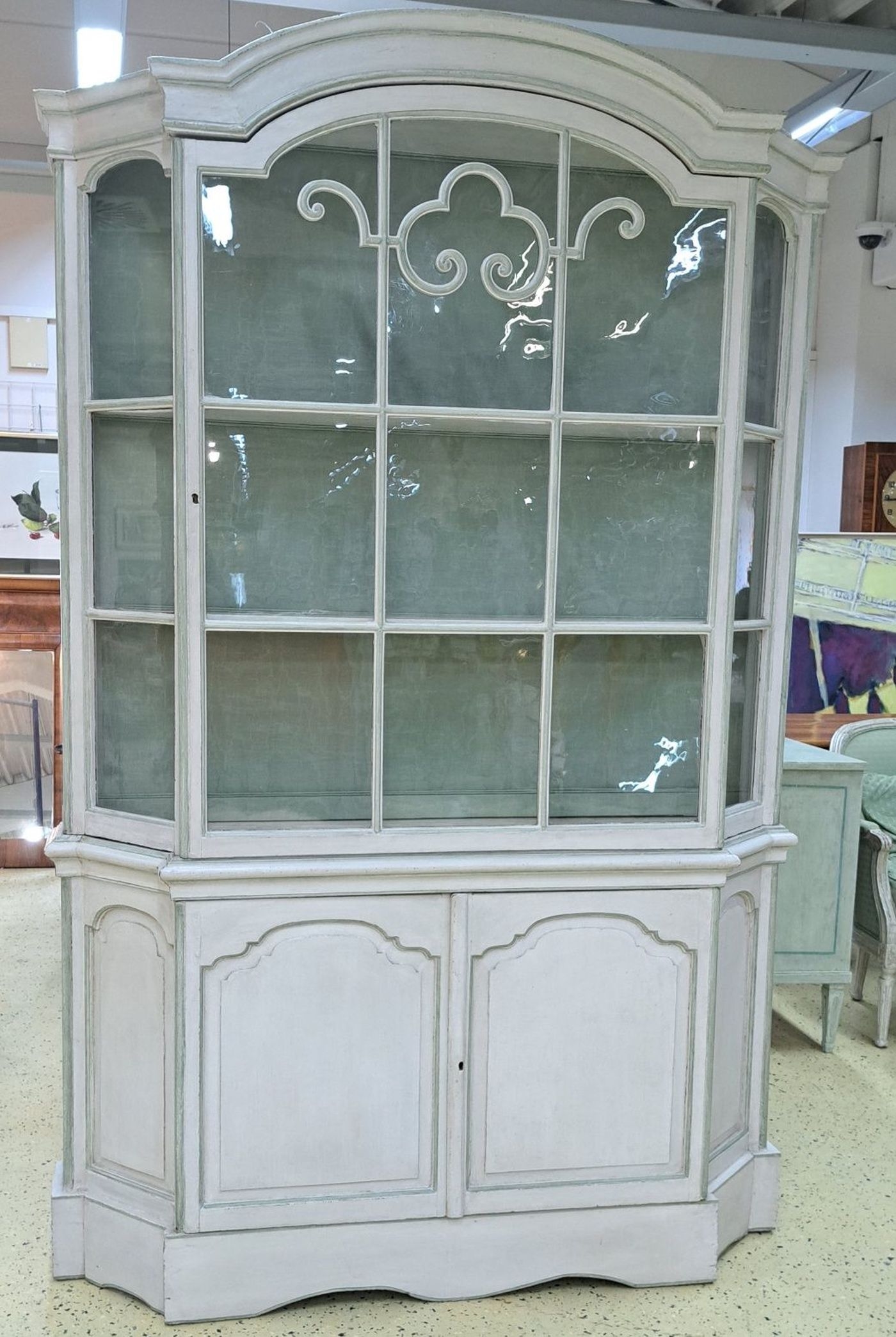 Detail a: Barocke Aufsatzvitrine, Frankreich, um 1760/80, Fichte, weiß gefasst mit mintgrünen Strukturelementen, 2-tlg., Oberteil dreiseitig kassettiert ...