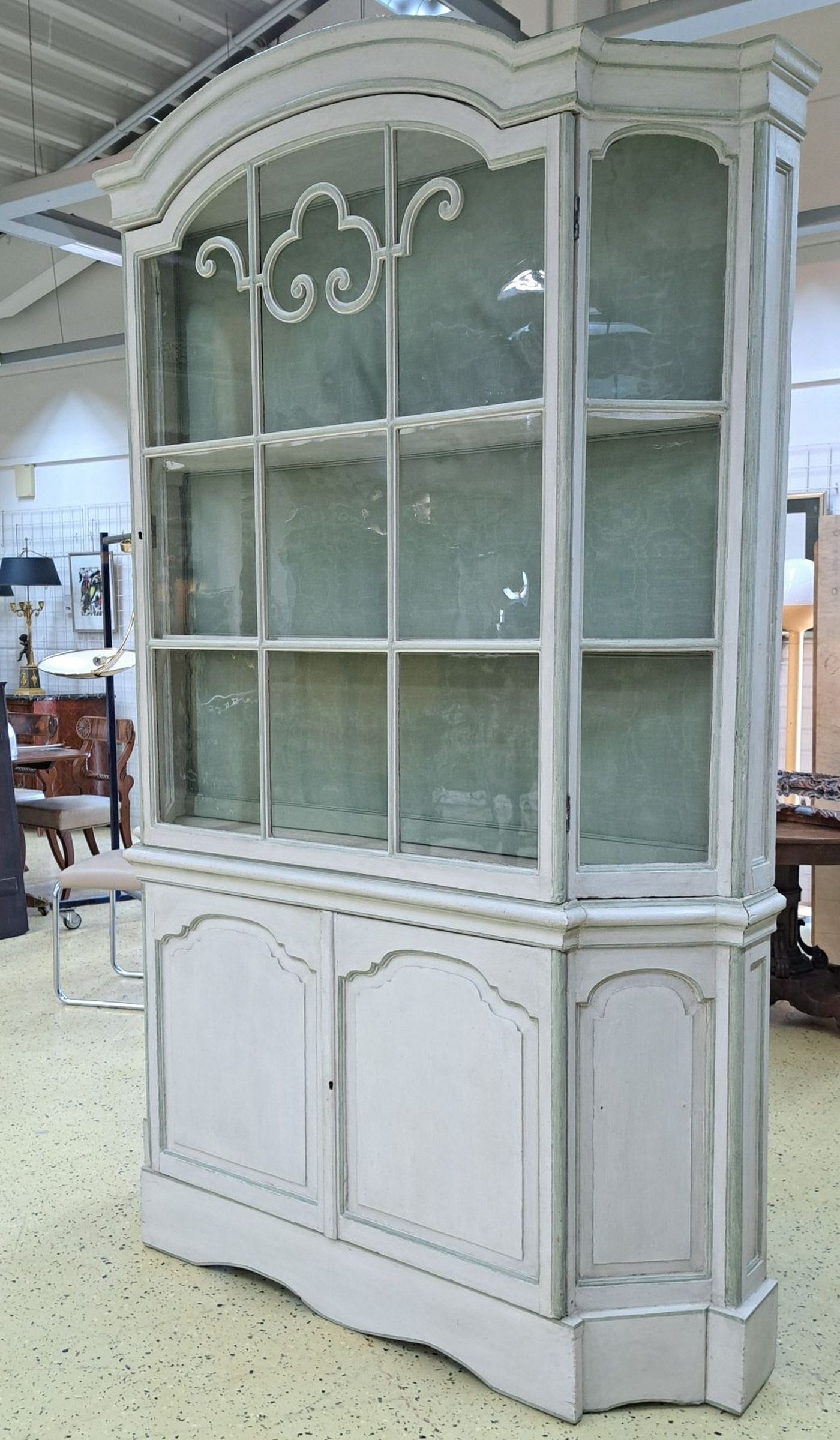 Detail b: Barocke Aufsatzvitrine, Frankreich, um 1760/80, Fichte, weiß gefasst mit mintgrünen Strukturelementen, 2-tlg., Oberteil dreiseitig kassettiert ...