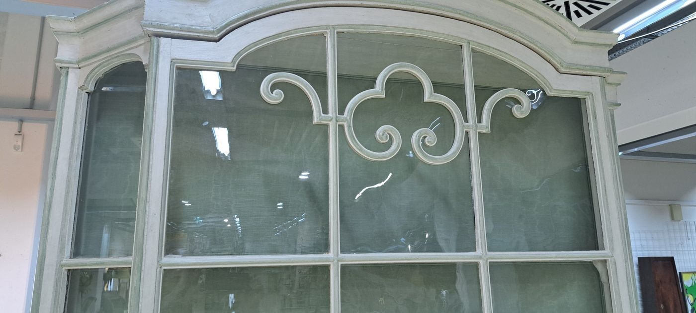 Detail c: Barocke Aufsatzvitrine, Frankreich, um 1760/80, Fichte, weiß gefasst mit mintgrünen Strukturelementen, 2-tlg., Oberteil dreiseitig kassettiert ...