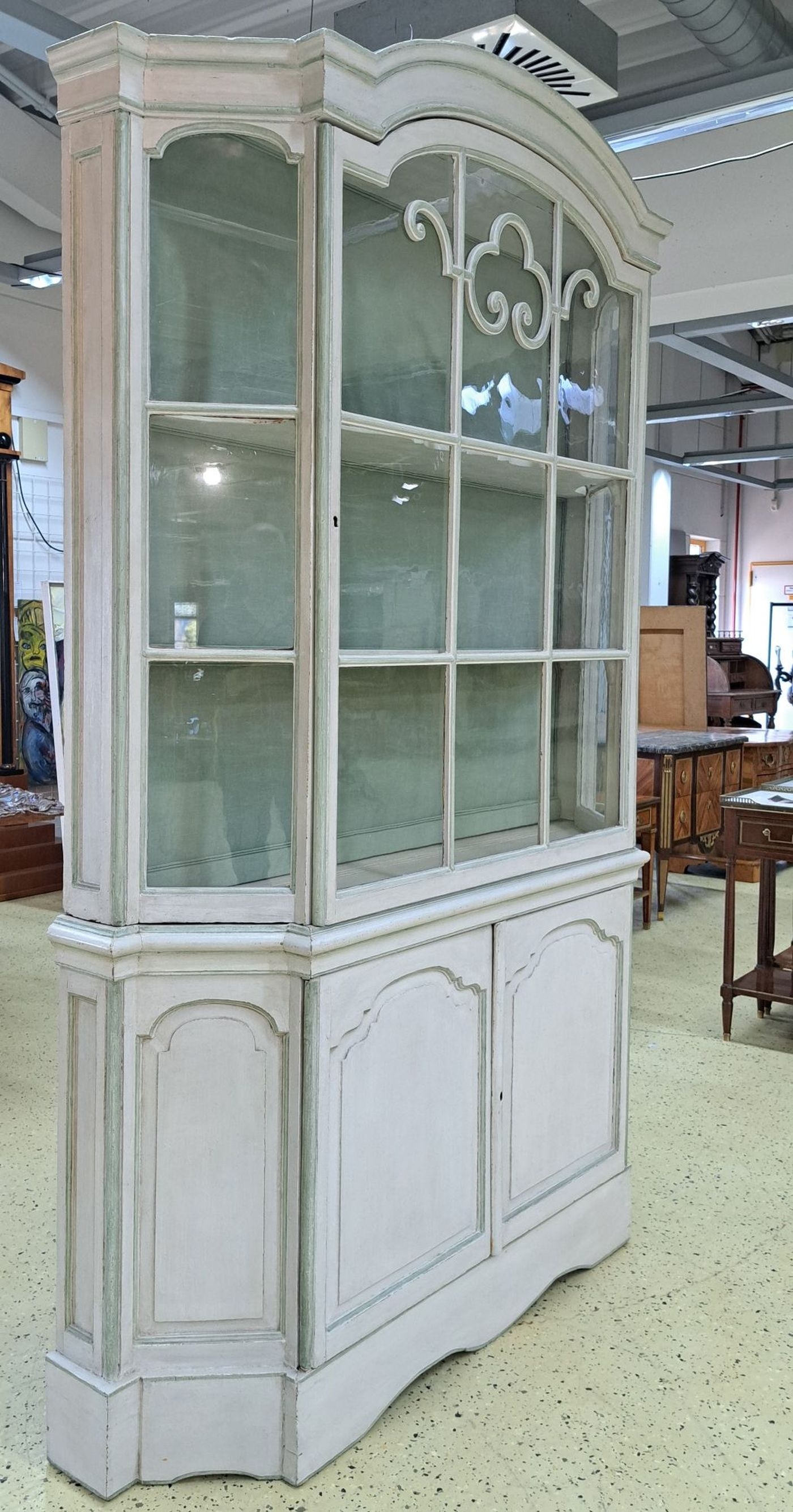 Detail d: Barocke Aufsatzvitrine, Frankreich, um 1760/80, Fichte, weiß gefasst mit mintgrünen Strukturelementen, 2-tlg., Oberteil dreiseitig kassettiert ...