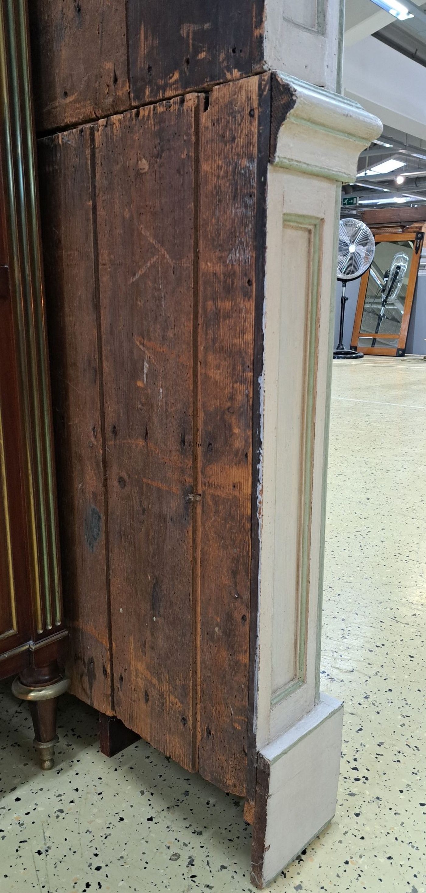 Detail e: Barocke Aufsatzvitrine, Frankreich, um 1760/80, Fichte, weiß gefasst mit mintgrünen Strukturelementen, 2-tlg., Oberteil dreiseitig kassettiert ...