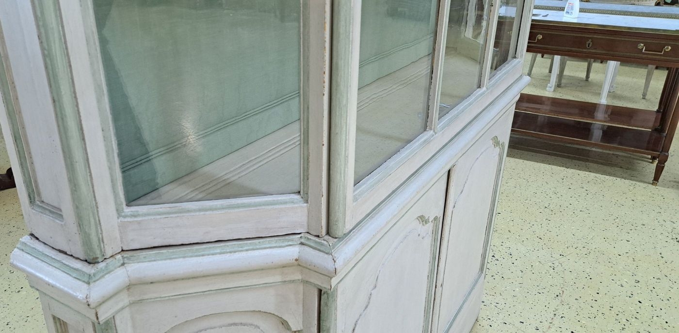 Detail f: Barocke Aufsatzvitrine, Frankreich, um 1760/80, Fichte, weiß gefasst mit mintgrünen Strukturelementen, 2-tlg., Oberteil dreiseitig kassettiert ...