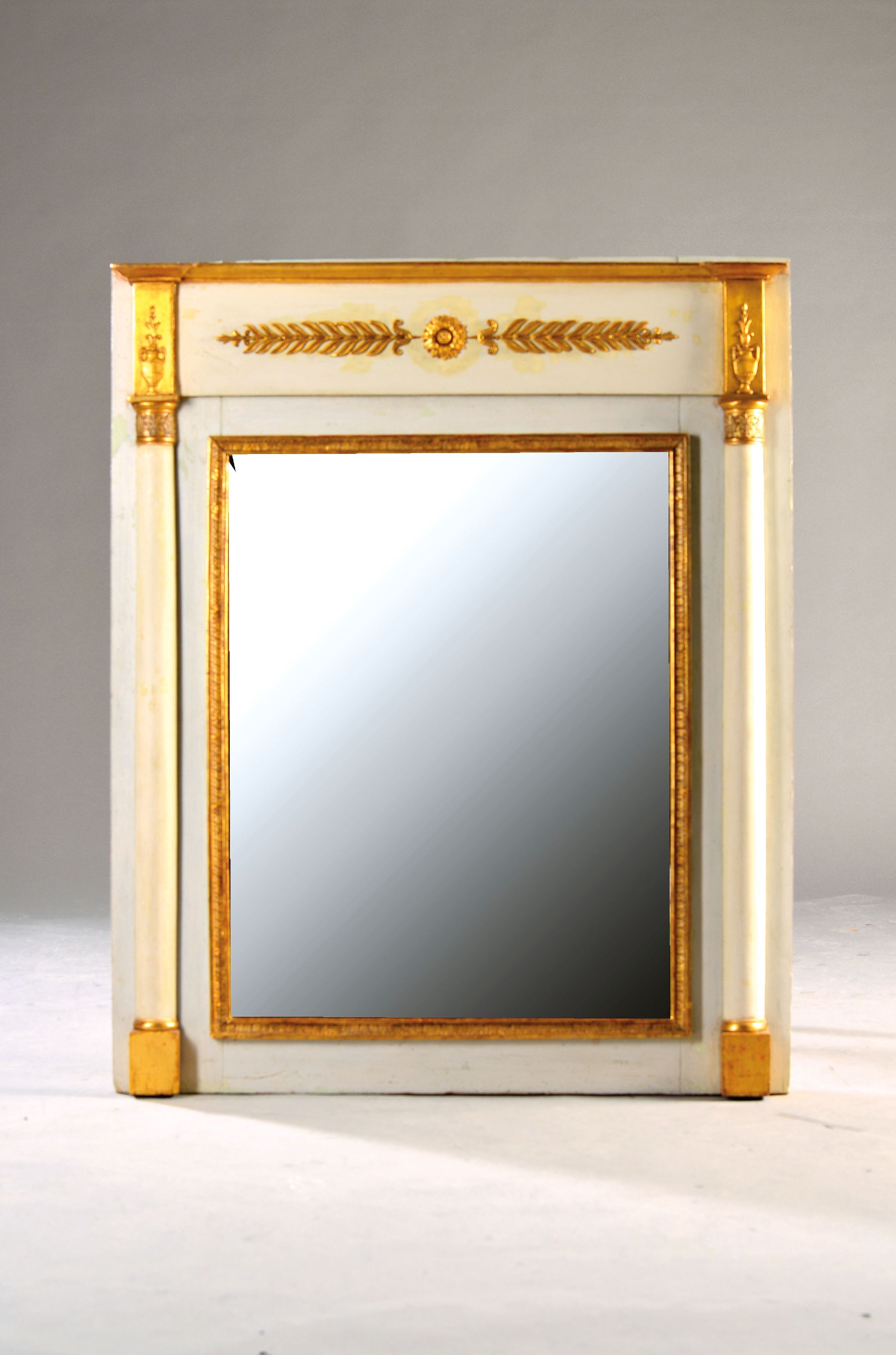 Image 27072151 - Klassizistischer Spiegel, Frankreich, um 1800, wohl Fichte, weiß und gold gefasst, ...