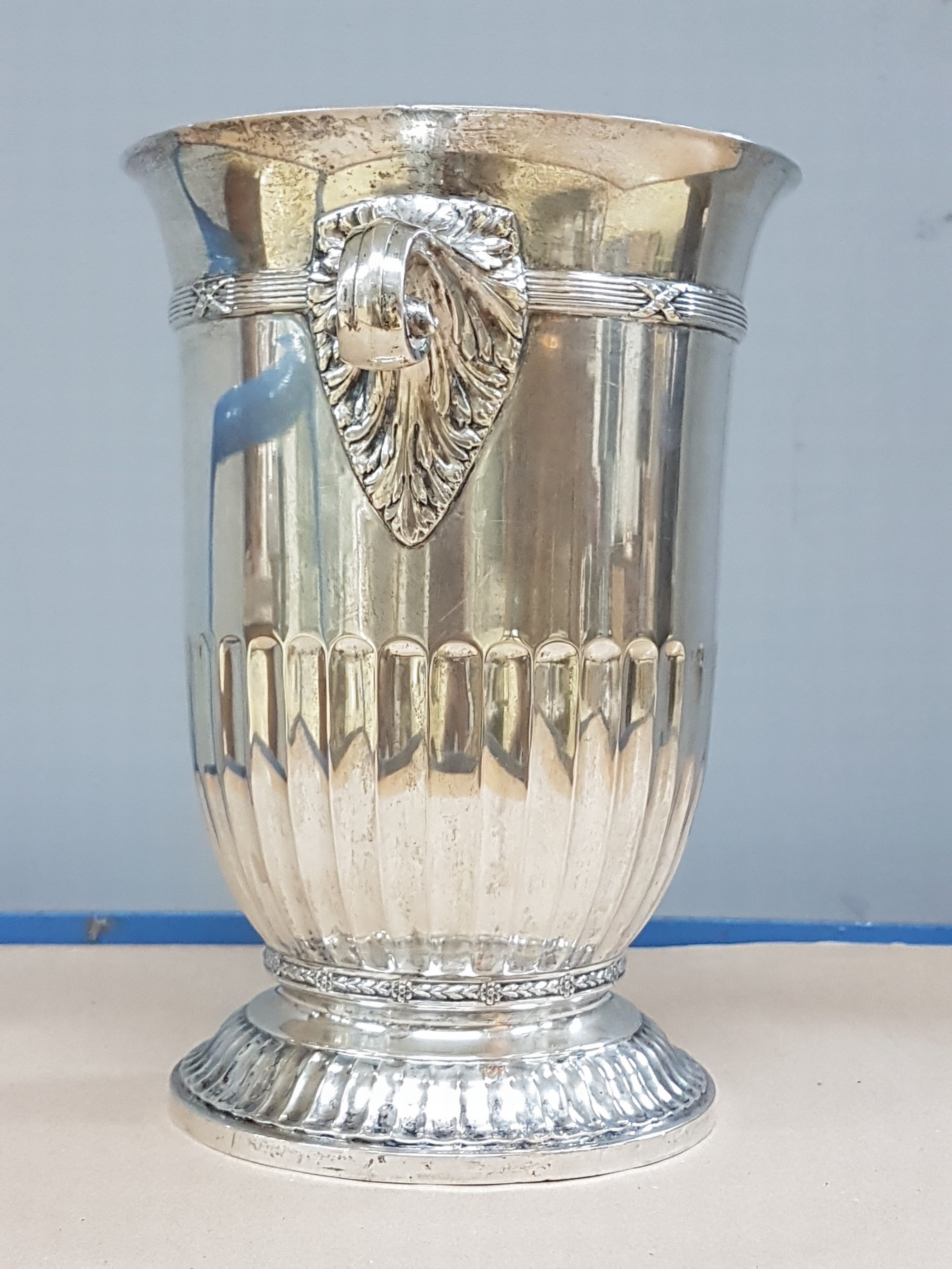 Detail b: Sektkühler, Josef Lutz, um 1910, 800er Silber, ca. 1680gr. Doppelhenkel, elegante Form, Messingeinsatz, Freiherrenkrone und Monogramm "W" ...