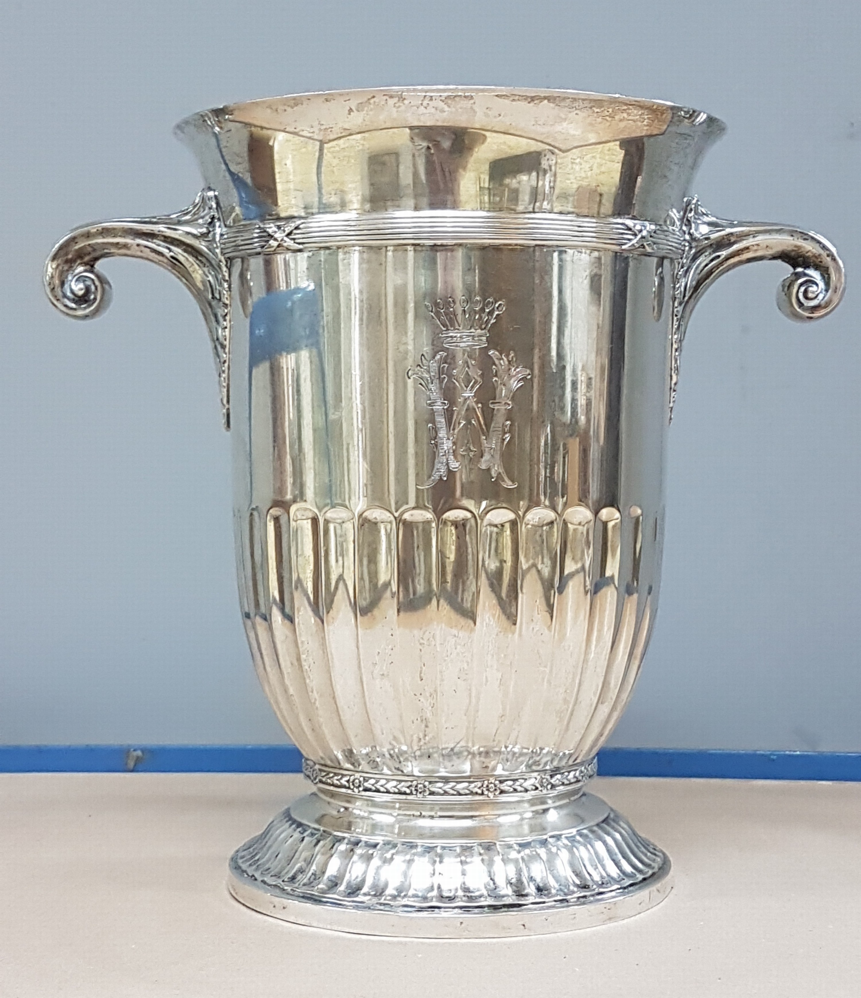 Detail c: Sektkühler, Josef Lutz, um 1910, 800er Silber, ca. 1680gr. Doppelhenkel, elegante Form, Messingeinsatz, Freiherrenkrone und Monogramm "W" ...