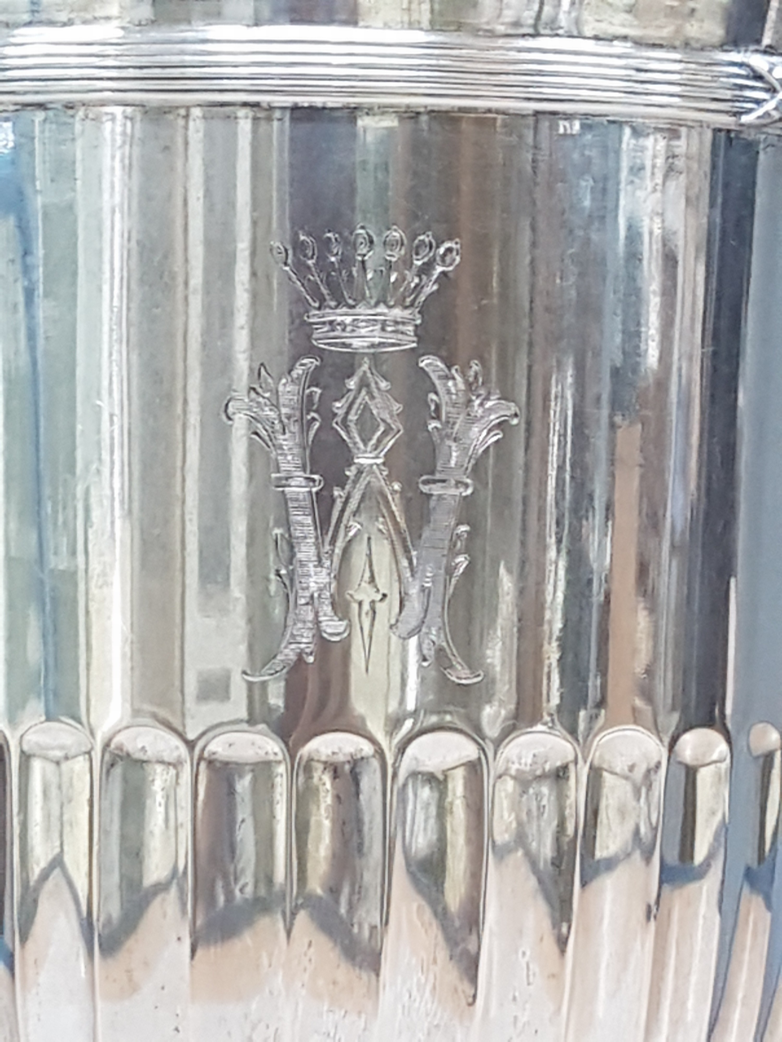 Detail d: Sektkühler, Josef Lutz, um 1910, 800er Silber, ca. 1680gr. Doppelhenkel, elegante Form, Messingeinsatz, Freiherrenkrone und Monogramm "W" ...