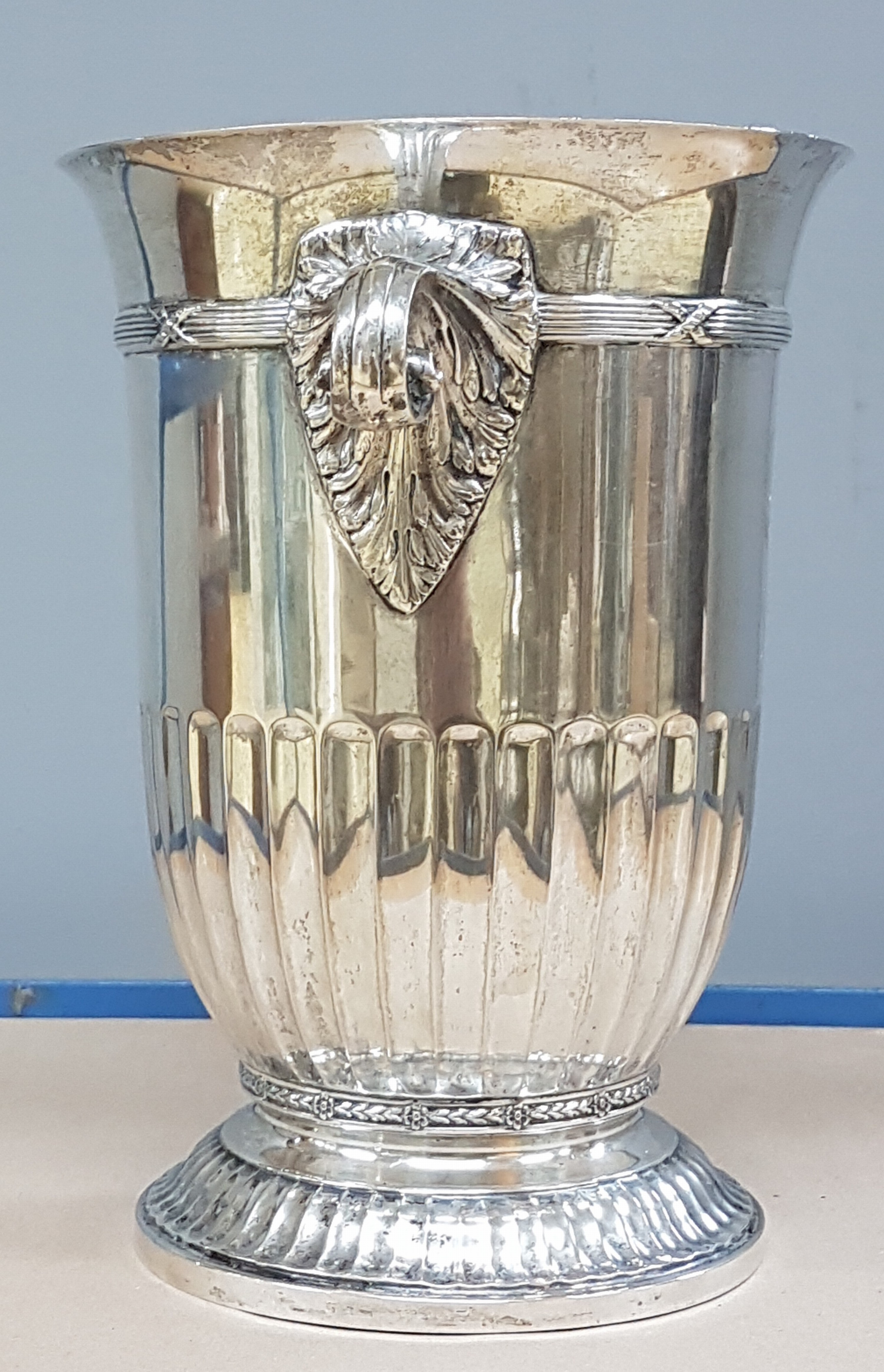 Detail e: Sektkühler, Josef Lutz, um 1910, 800er Silber, ca. 1680gr. Doppelhenkel, elegante Form, Messingeinsatz, Freiherrenkrone und Monogramm "W" ...