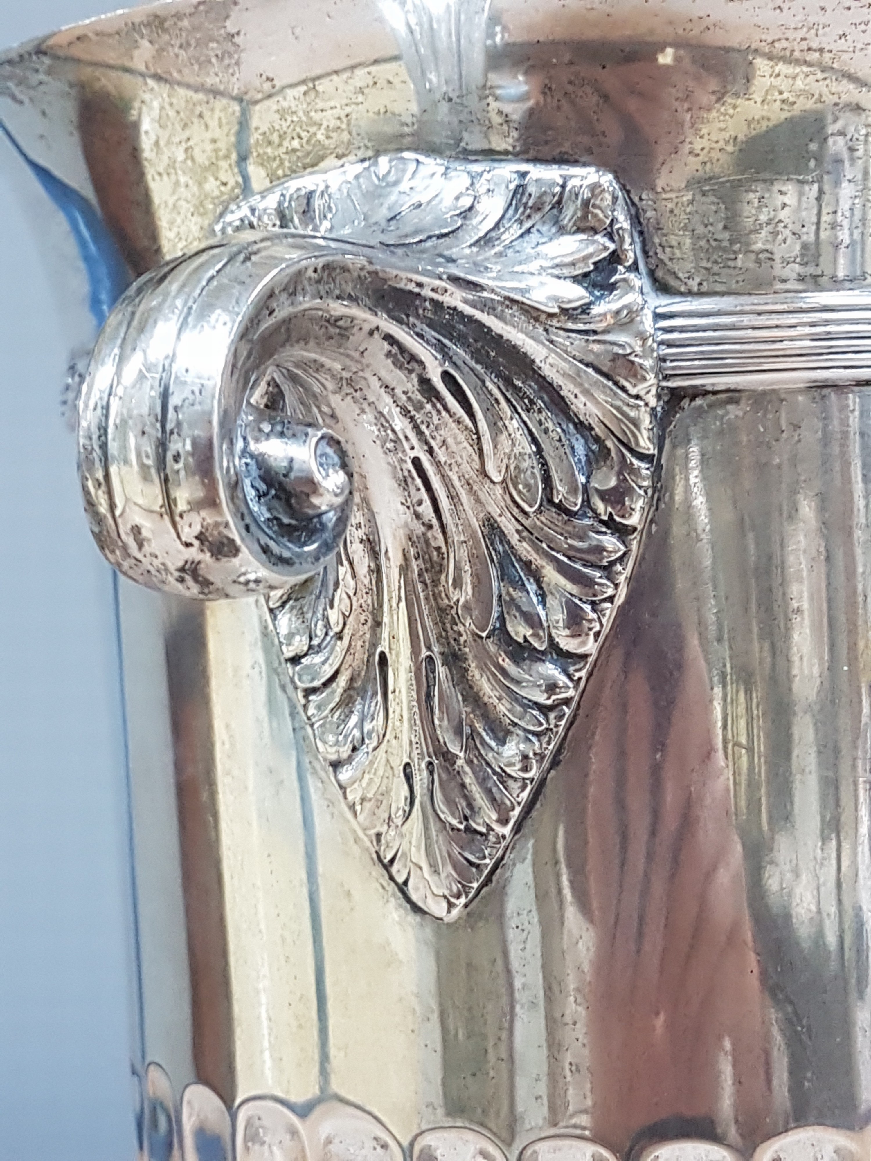Detail f: Sektkühler, Josef Lutz, um 1910, 800er Silber, ca. 1680gr. Doppelhenkel, elegante Form, Messingeinsatz, Freiherrenkrone und Monogramm "W" ...