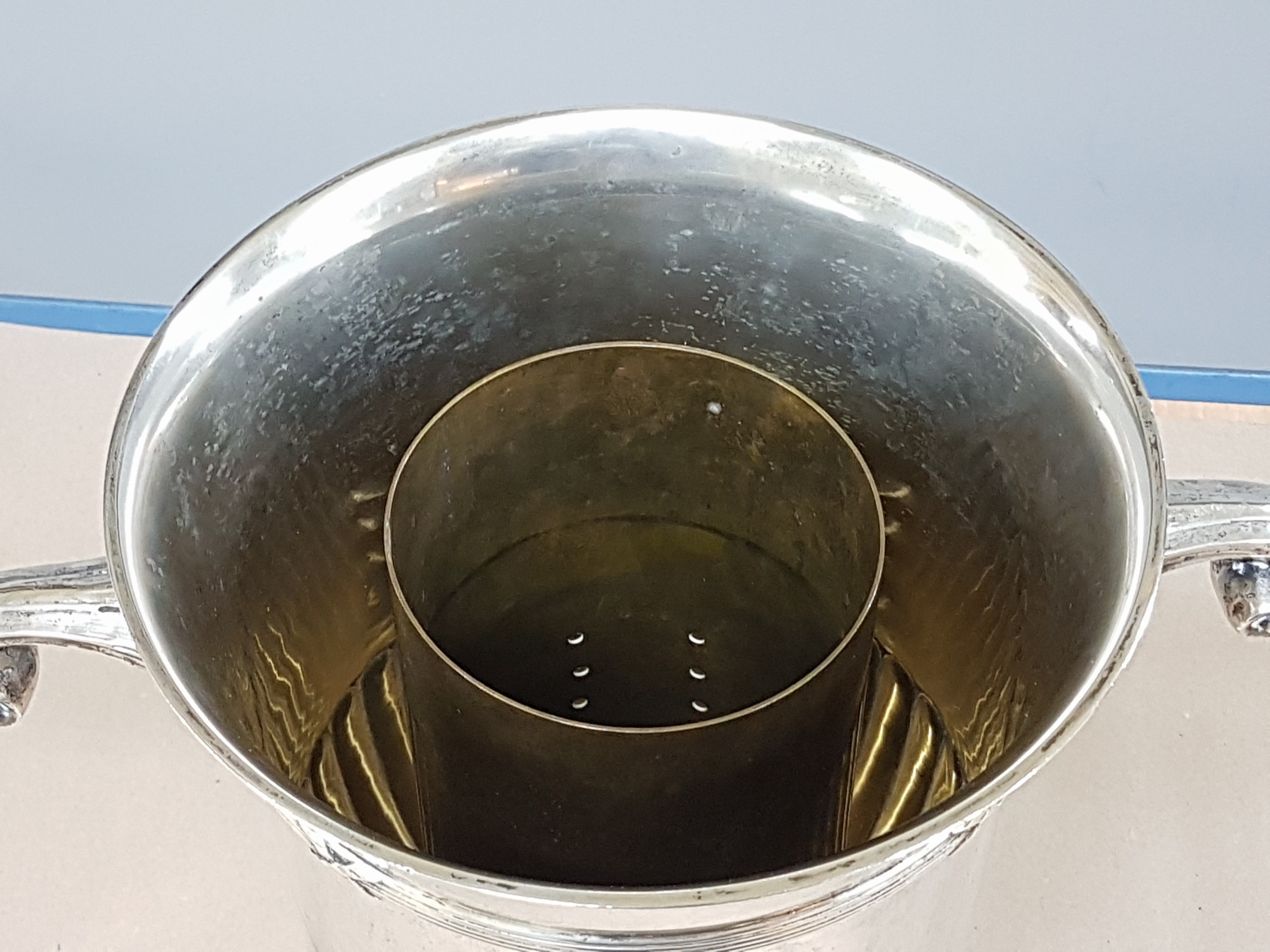 Detail g: Sektkühler, Josef Lutz, um 1910, 800er Silber, ca. 1680gr. Doppelhenkel, elegante Form, Messingeinsatz, Freiherrenkrone und Monogramm "W" ...