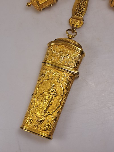 27072117b - Chatelaine/Necessaire, wohl England oder deutsch, 18. Jh., Metall vergoldet, Vorder und ...