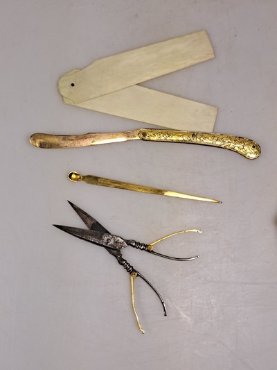 27072117c - Chatelaine/Necessaire, wohl England oder deutsch, 18. Jh., Metall vergoldet, Vorder und ...