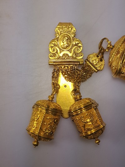 27072117f - Chatelaine/Necessaire, wohl England oder deutsch, 18. Jh., Metall vergoldet, Vorder und ...