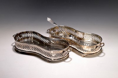 27072136a - 6 Teile versilbertes Tafelzubehör, 20. Jh., u.a. Teekanne Sheffield, ovales und ...