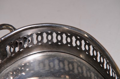 27072136b - 6 Teile versilbertes Tafelzubehör, 20. Jh., u.a. Teekanne Sheffield, ovales und ...