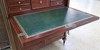 27072140b - Transition-Sekretär, Frankreich, 1760/70, Mahagoni, reiche Messingapplikationen, ...