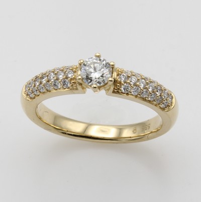 27072163a - Ring mit Brillanten, GG 585/000, Solitär in Krappenfassung u. Besatzbrill. mehrrhg. in ...