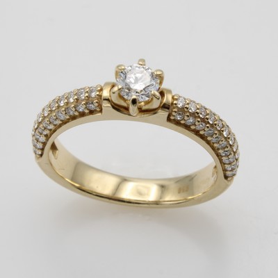 27072164a - Ring mit Brillanten, GG 585/000, Solitär in Krappenfassung u. Besatzbrill. mehrrhg. in ...