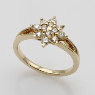 27072168a - Ring mit Brillanten, GG 585/000, Brill. sternförm. gef. zus. ca. 0.50 ct Weiß/si, RW ...