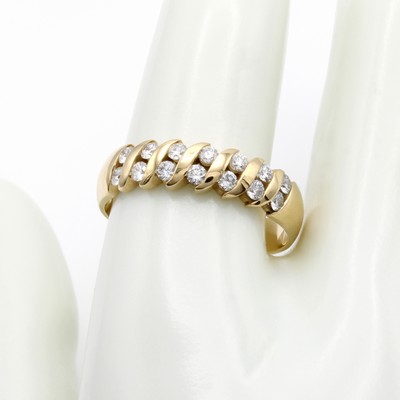 27072182a - Ring mit Brillanten, GG 585/000, Brill. paarweise in Kanalfassung gearb. zus. ca. 0.50 ...