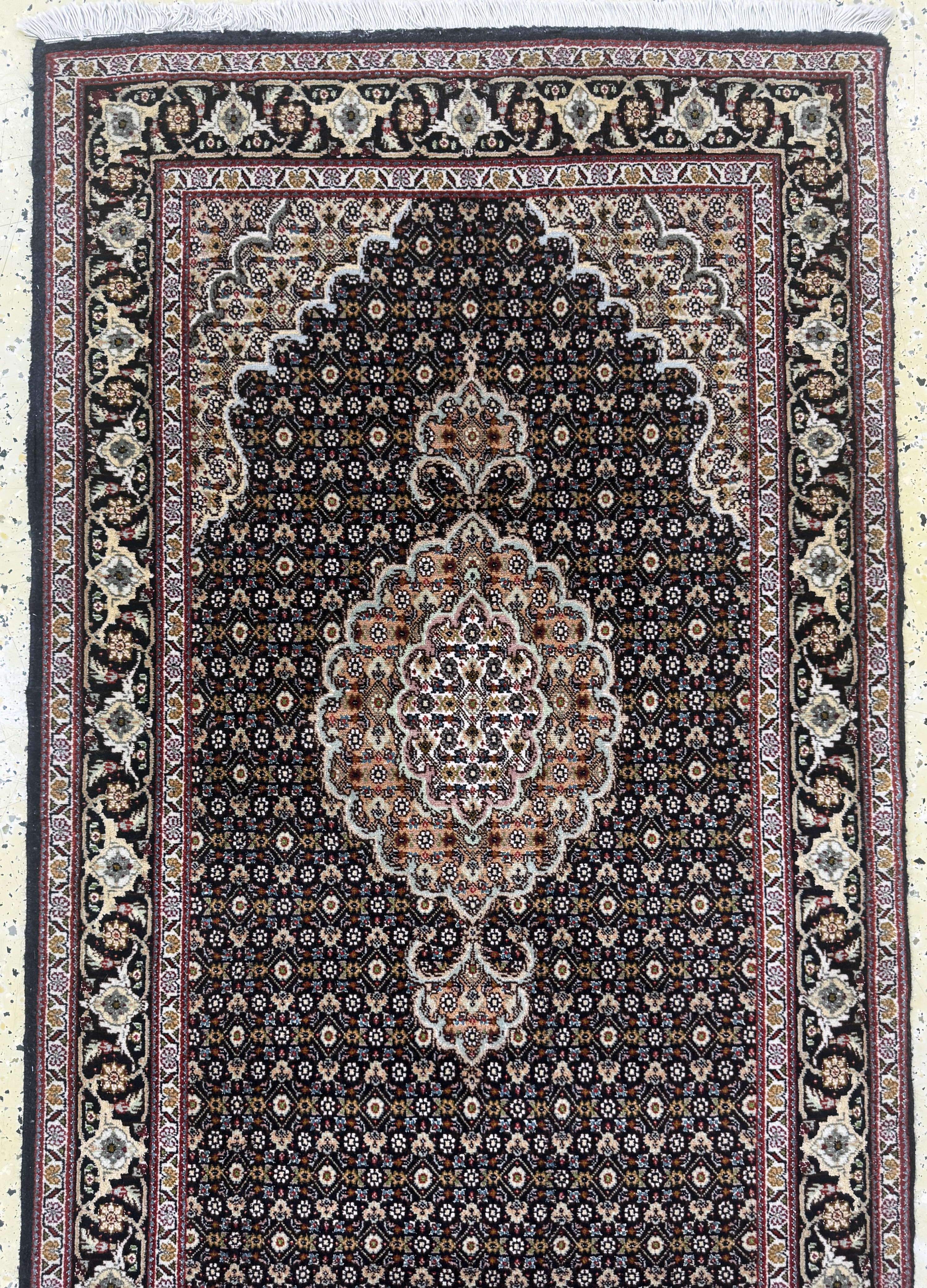 Detail a: Täbriz fein(50 Raj), Persien, Ende 20.Jhd, Korkwolle mit Seide, ca. 385 x 82 cm, ca. 500.000 Kn/qm, EHZ: 1-2