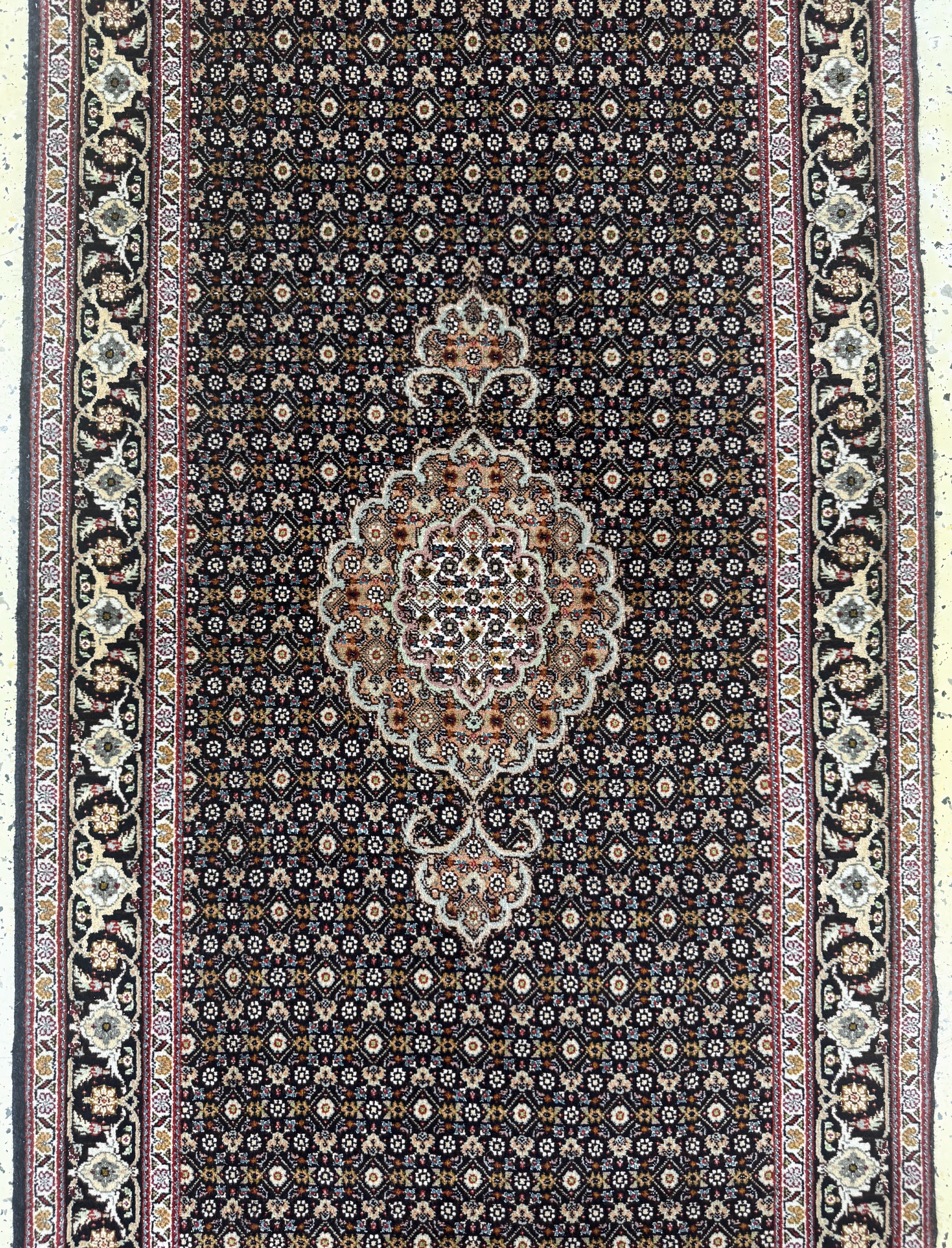 Detail b: Täbriz fein(50 Raj), Persien, Ende 20.Jhd, Korkwolle mit Seide, ca. 385 x 82 cm, ca. 500.000 Kn/qm, EHZ: 1-2
