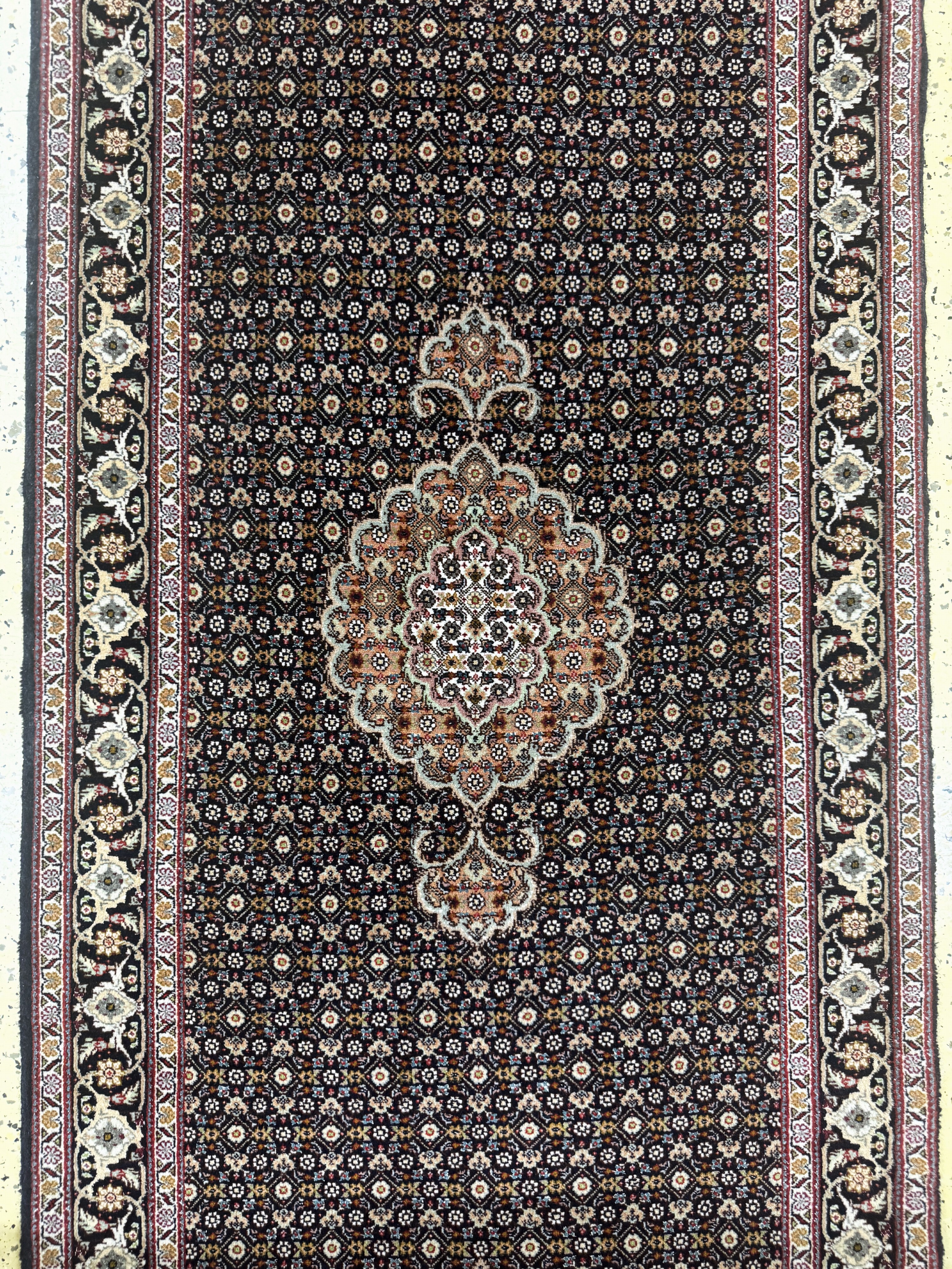 Detail c: Täbriz fein(50 Raj), Persien, Ende 20.Jhd, Korkwolle mit Seide, ca. 385 x 82 cm, ca. 500.000 Kn/qm, EHZ: 1-2