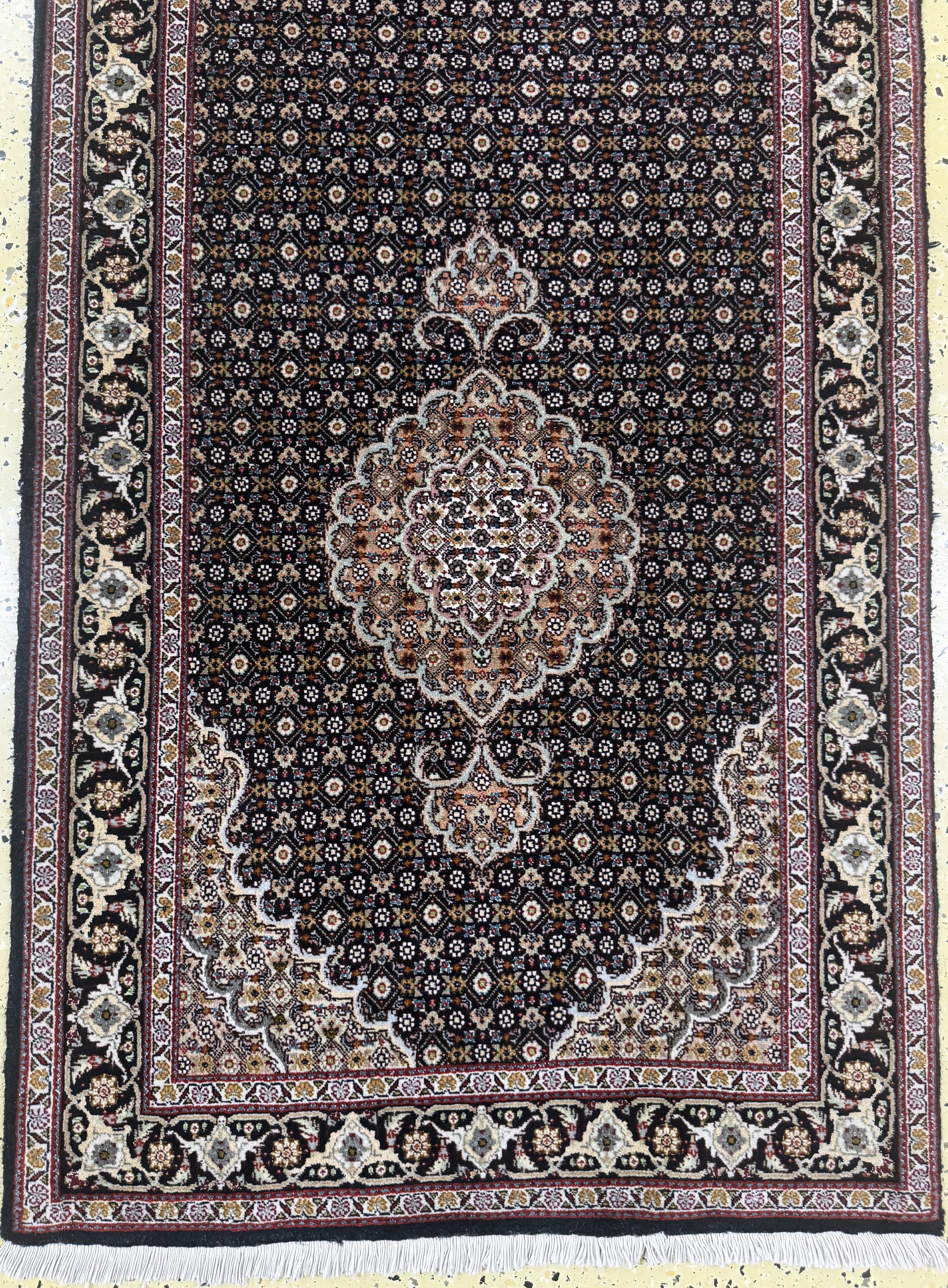 Detail d: Täbriz fein(50 Raj), Persien, Ende 20.Jhd, Korkwolle mit Seide, ca. 385 x 82 cm, ca. 500.000 Kn/qm, EHZ: 1-2