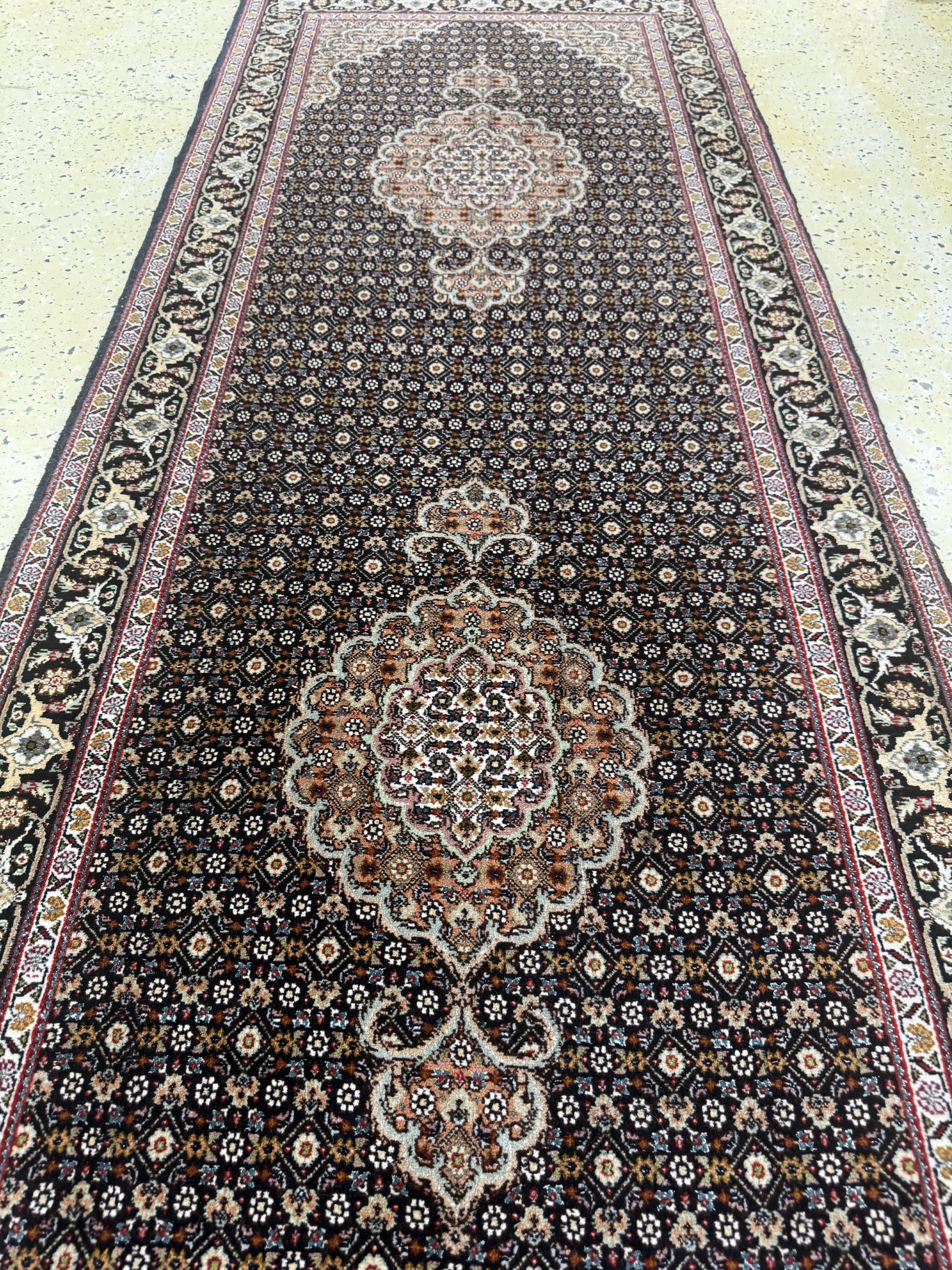 Detail e: Täbriz fein(50 Raj), Persien, Ende 20.Jhd, Korkwolle mit Seide, ca. 385 x 82 cm, ca. 500.000 Kn/qm, EHZ: 1-2