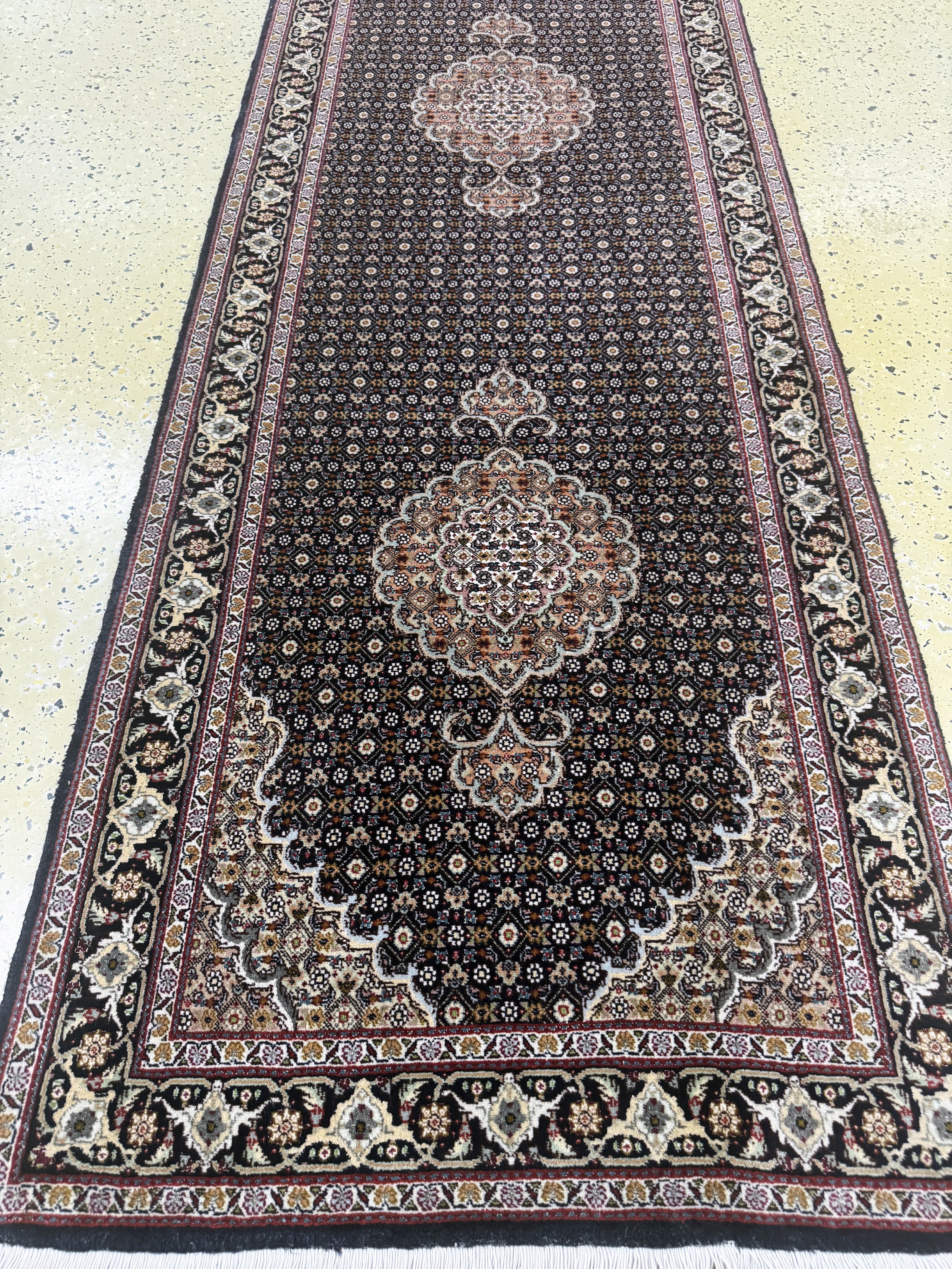 Detail f: Täbriz fein(50 Raj), Persien, Ende 20.Jhd, Korkwolle mit Seide, ca. 385 x 82 cm, ca. 500.000 Kn/qm, EHZ: 1-2
